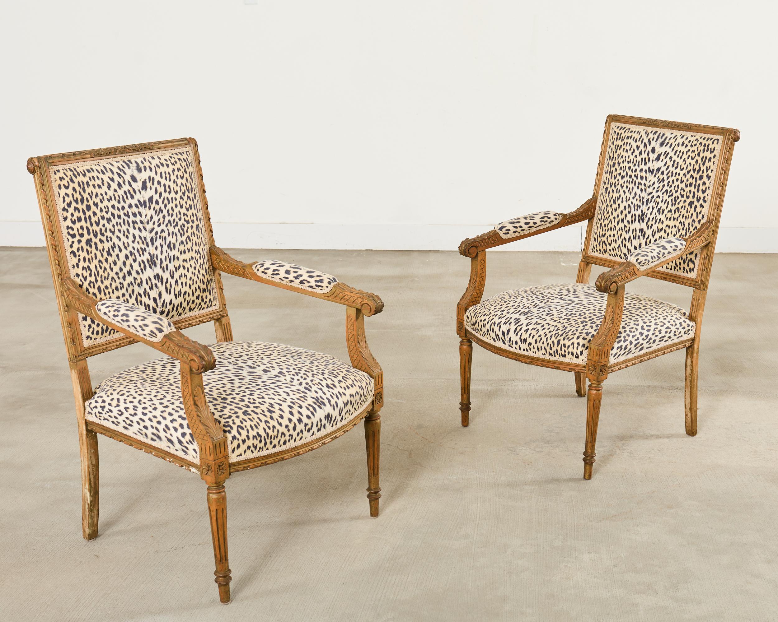 Pair of French Louis XVI Style Carved Beech Armchairs en vente 4