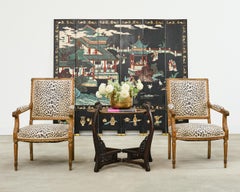 Paire de fauteuils en hêtre sculpté de style Louis XVI