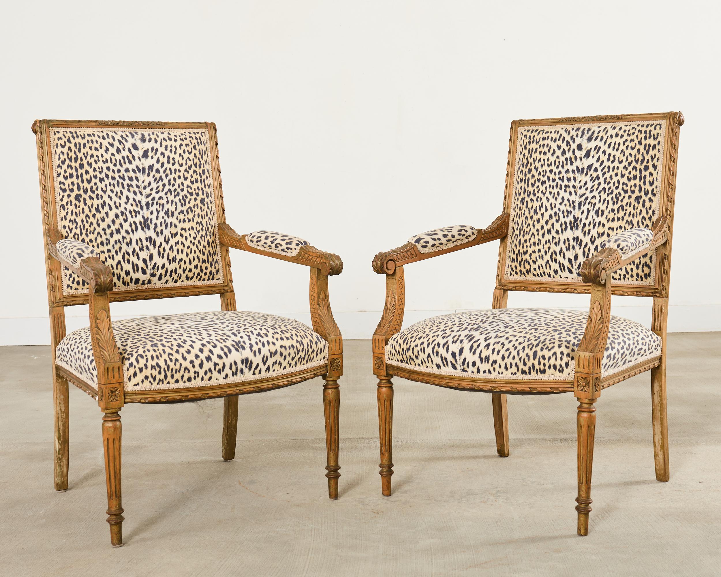 Fait main Pair of French Louis XVI Style Carved Beech Armchairs en vente