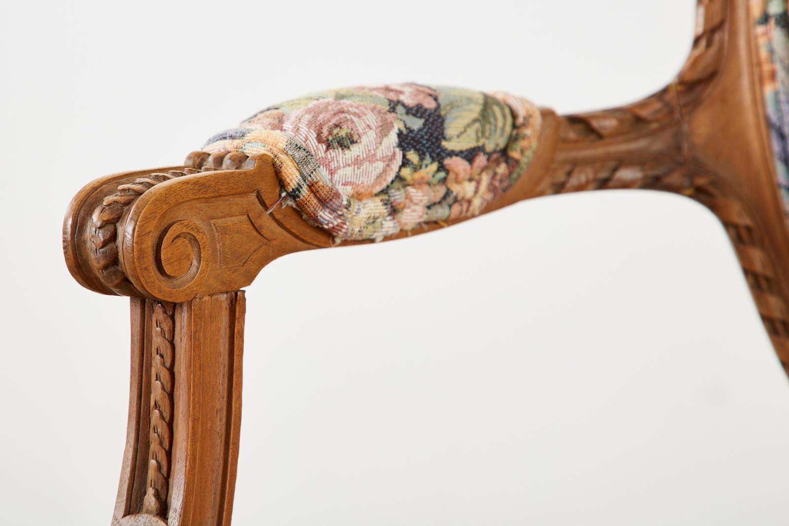 Paar geschnitzte französische Fauteuil-Sessel im Louis-XVI.-Stil im Angebot 2