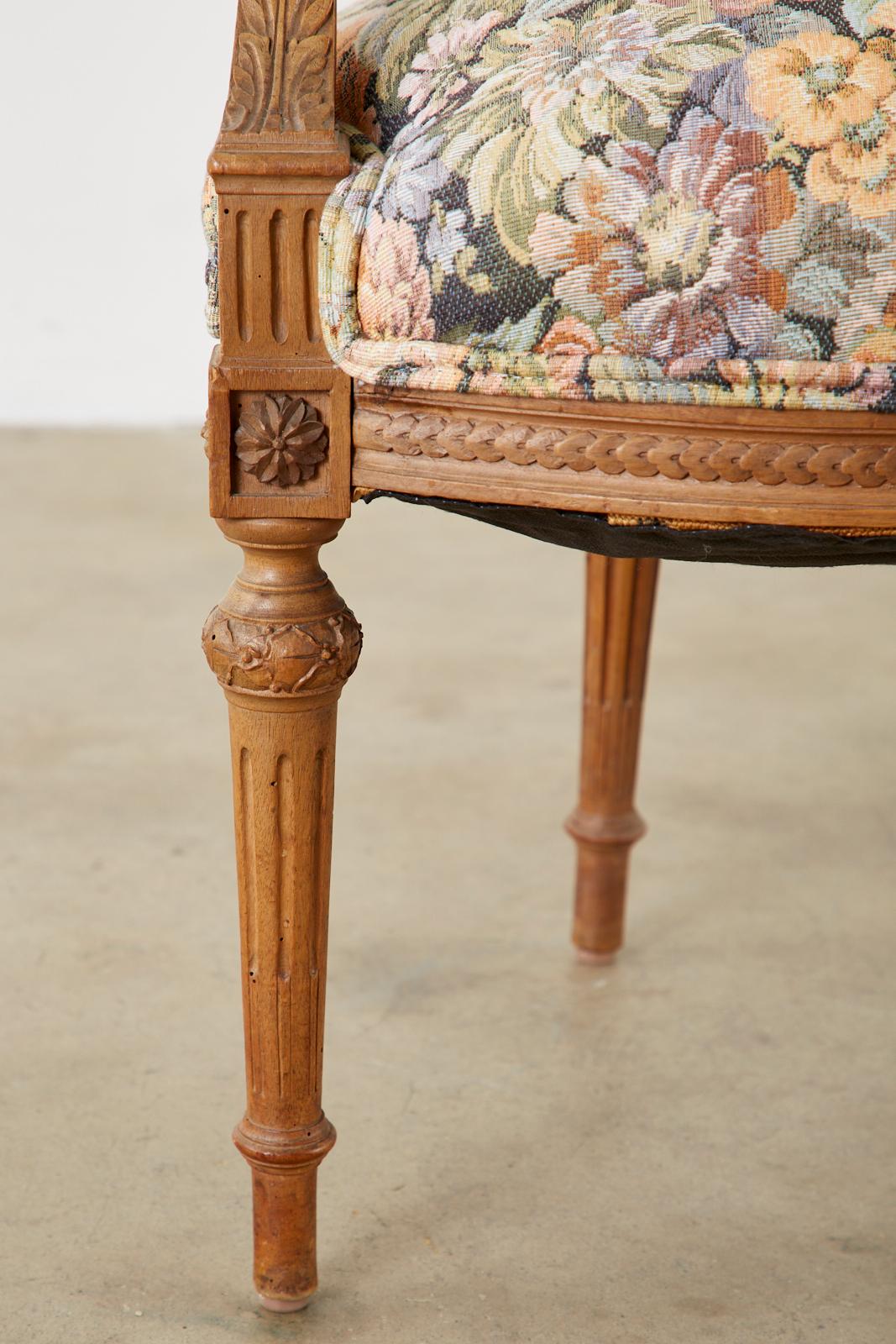 Paar geschnitzte französische Fauteuil-Sessel im Louis-XVI.-Stil im Angebot 3