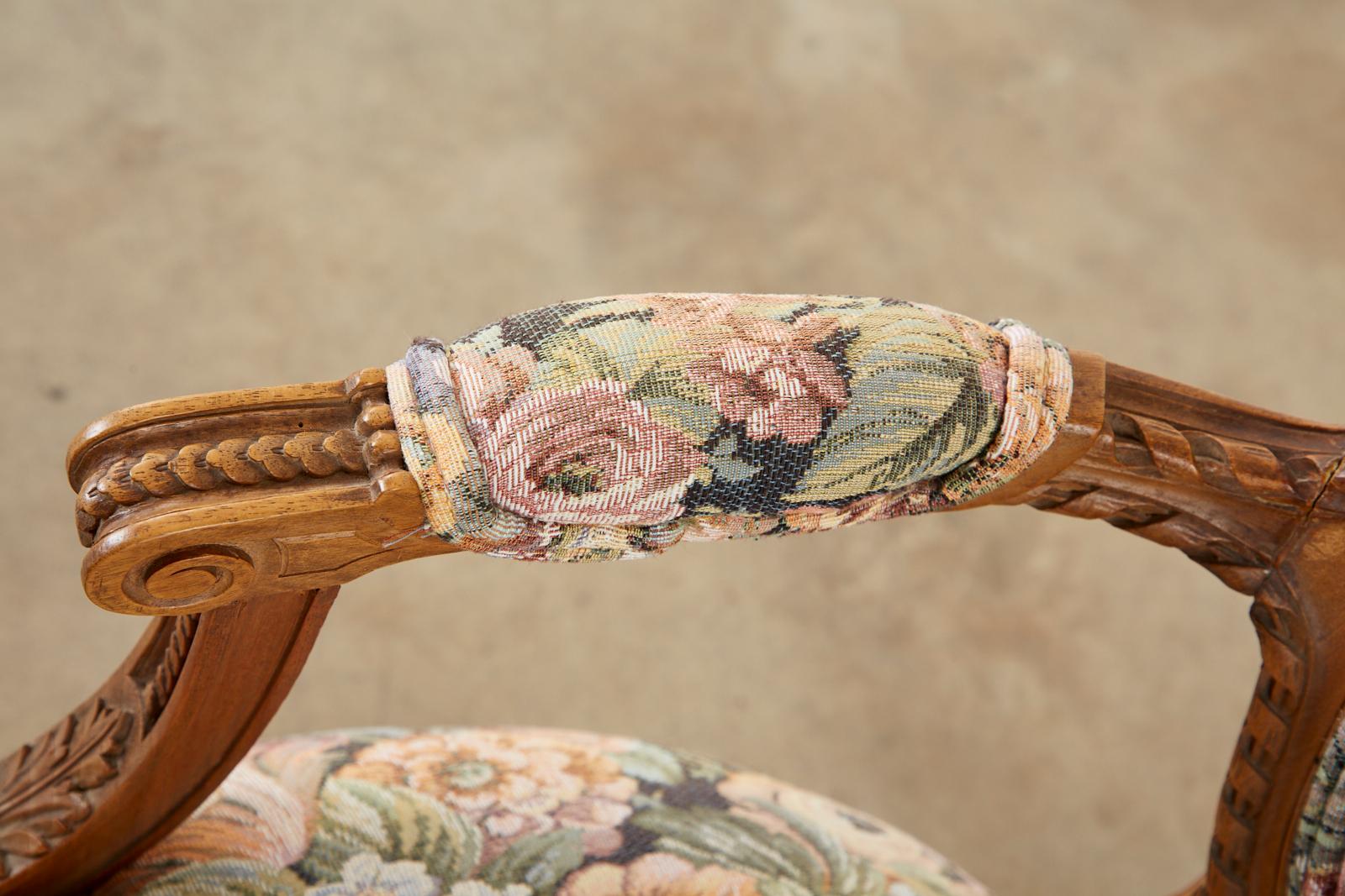 Paar geschnitzte französische Fauteuil-Sessel im Louis-XVI.-Stil im Angebot 5