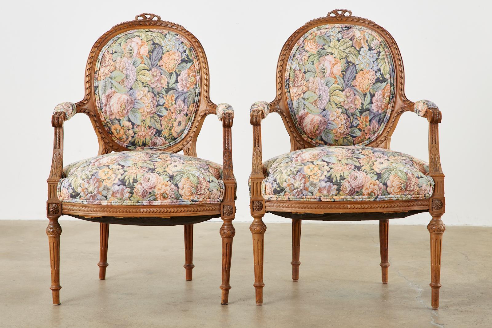 Paar geschnitzte französische Fauteuil-Sessel im Louis-XVI.-Stil (Louis XVI.) im Angebot