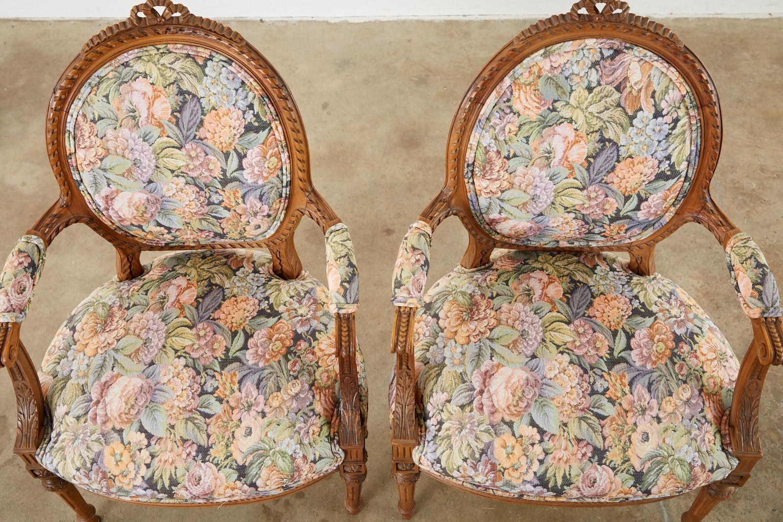 Paar geschnitzte französische Fauteuil-Sessel im Louis-XVI.-Stil (Französisch) im Angebot