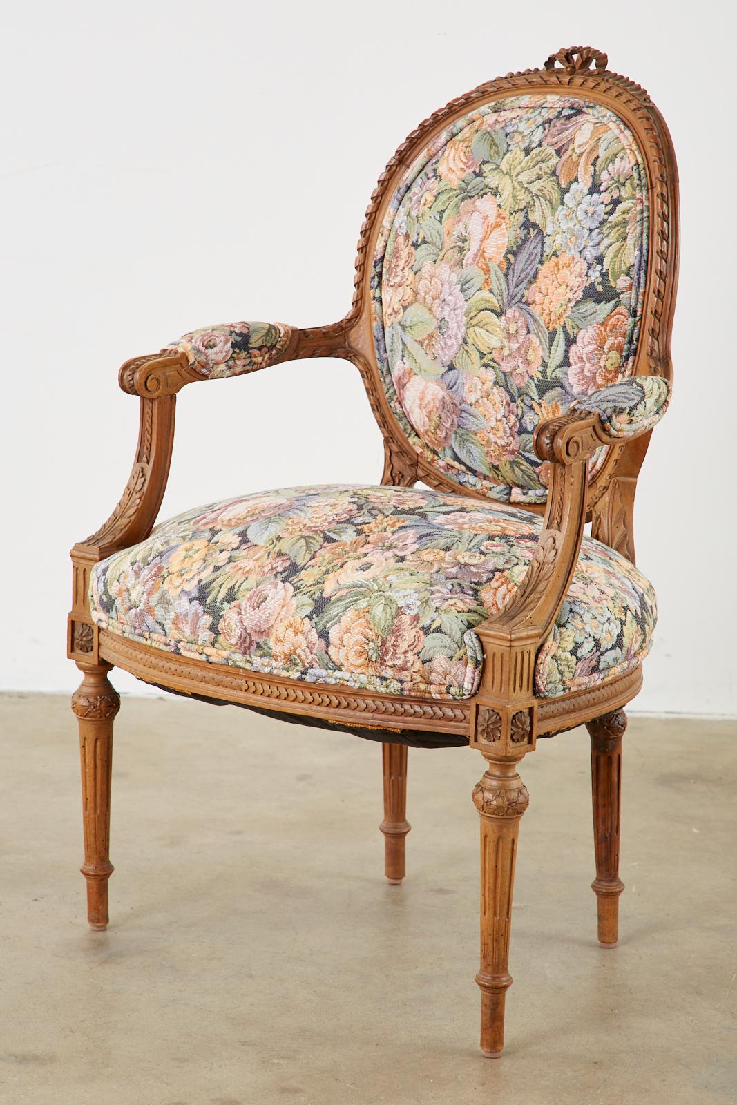 Paar geschnitzte französische Fauteuil-Sessel im Louis-XVI.-Stil (19. Jahrhundert) im Angebot