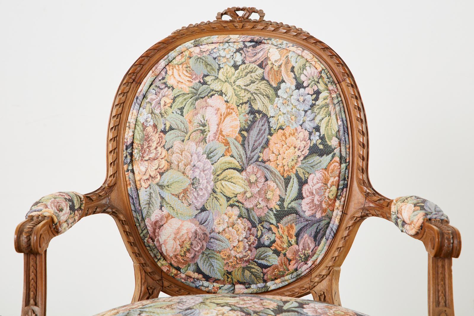 Paar geschnitzte französische Fauteuil-Sessel im Louis-XVI.-Stil (Stoff) im Angebot