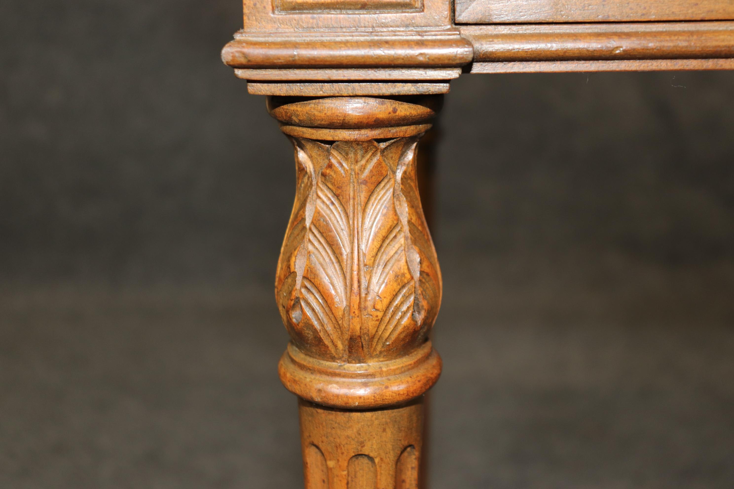 Paar französische Tische im Louis-XVI-Stil mit geschnitzten Intarsien im Angebot 3