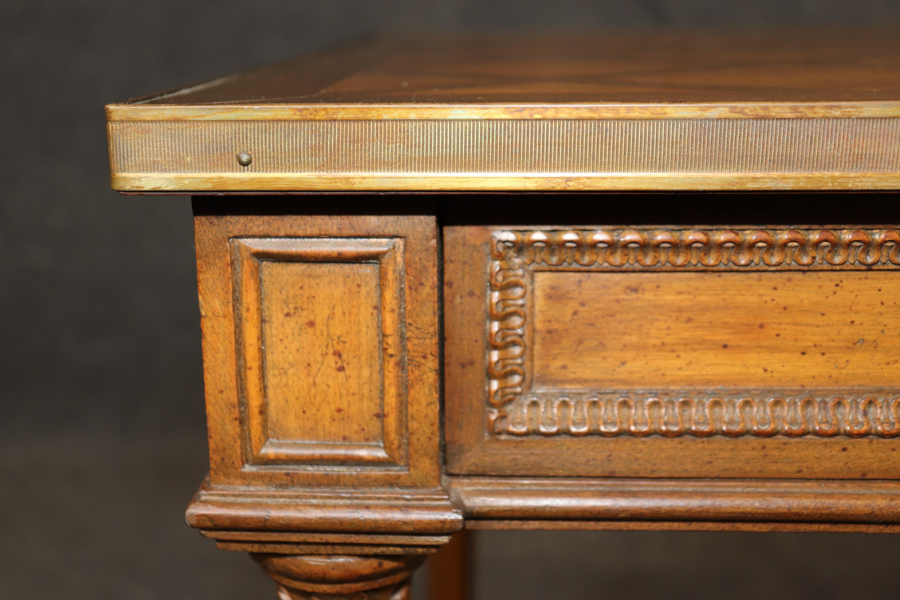 Paar französische Tische im Louis-XVI-Stil mit geschnitzten Intarsien im Angebot 4