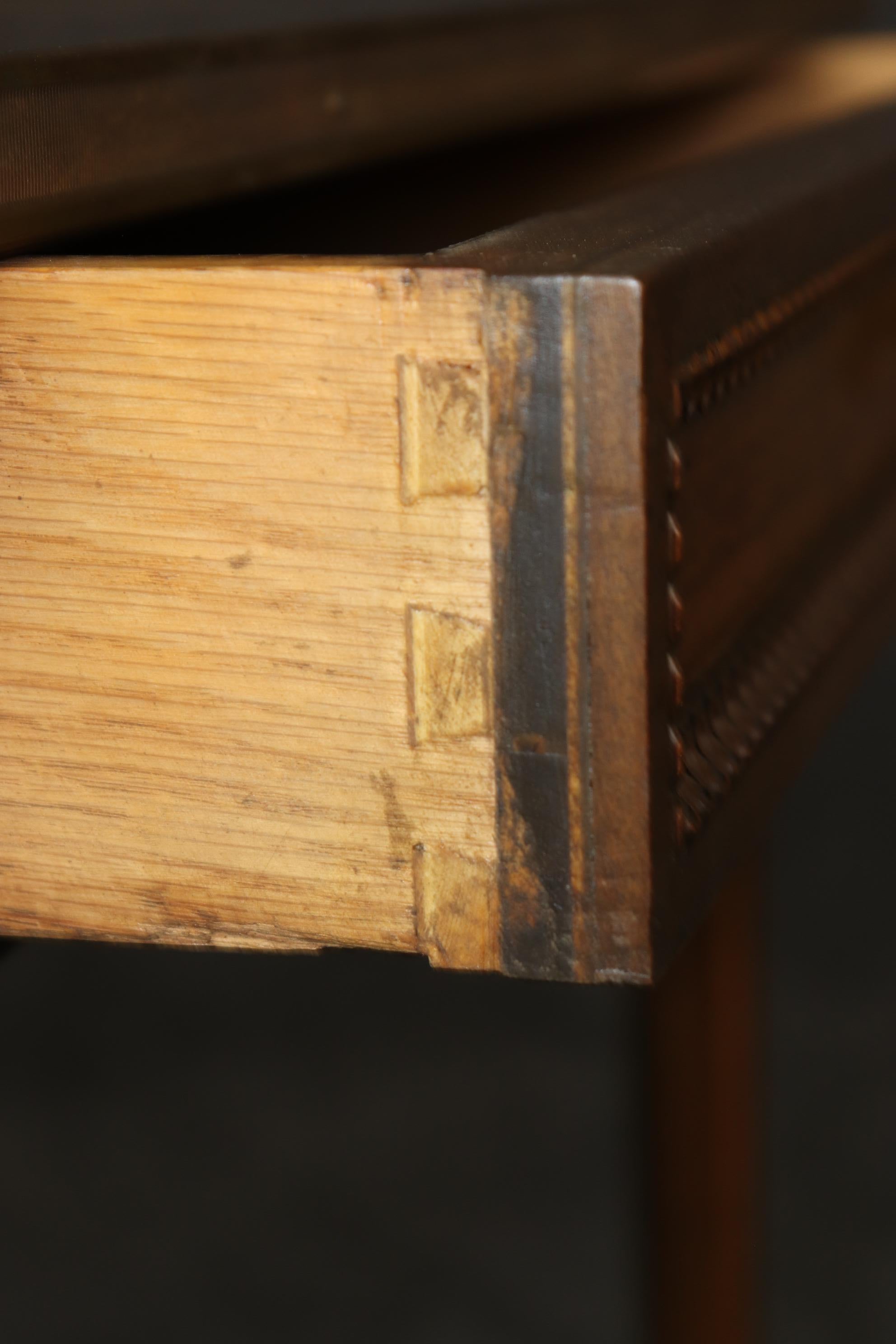 Paar französische Tische im Louis-XVI-Stil mit geschnitzten Intarsien im Angebot 6
