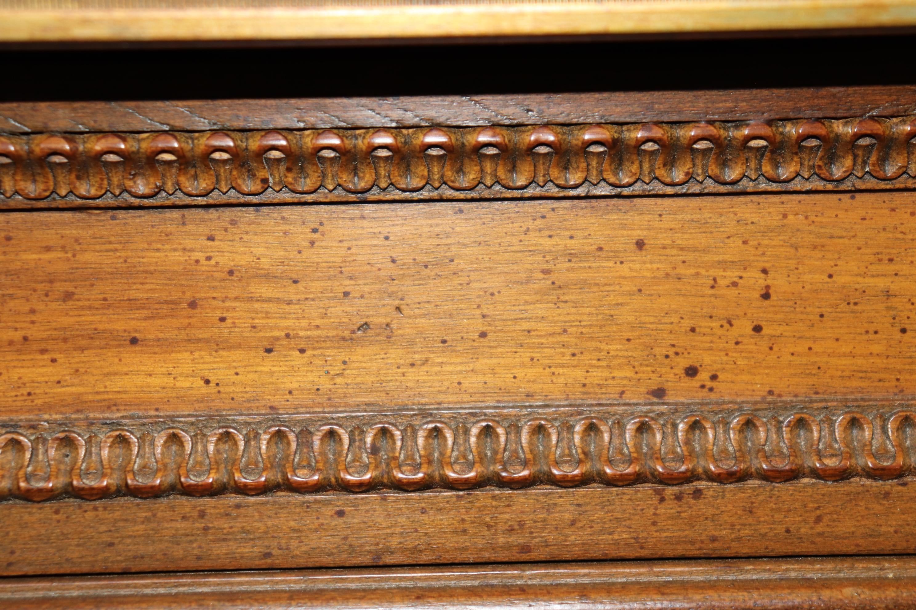 Paar französische Tische im Louis-XVI-Stil mit geschnitzten Intarsien im Angebot 8