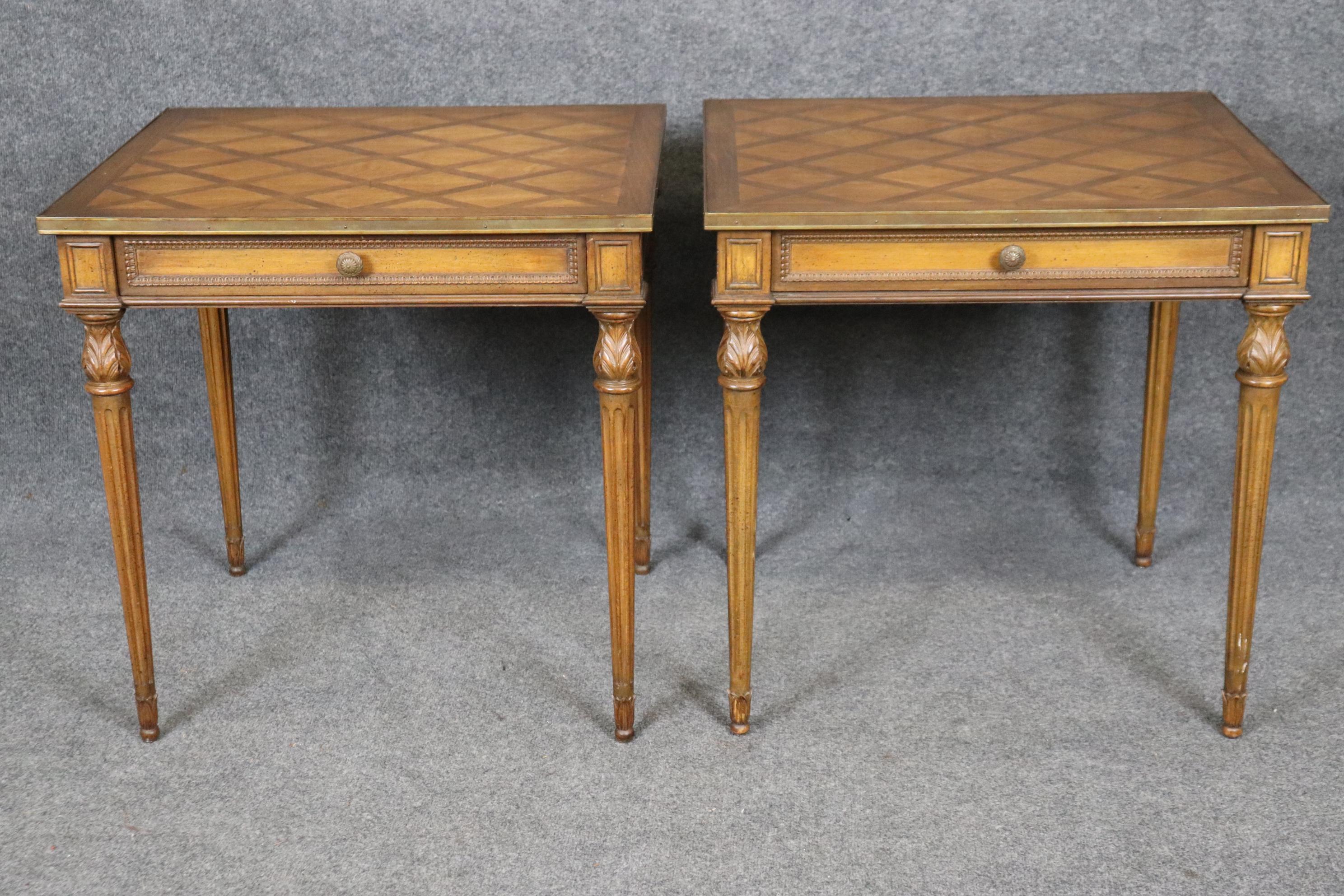 Paar französische Tische im Louis-XVI-Stil mit geschnitzten Intarsien (Louis XVI.) im Angebot