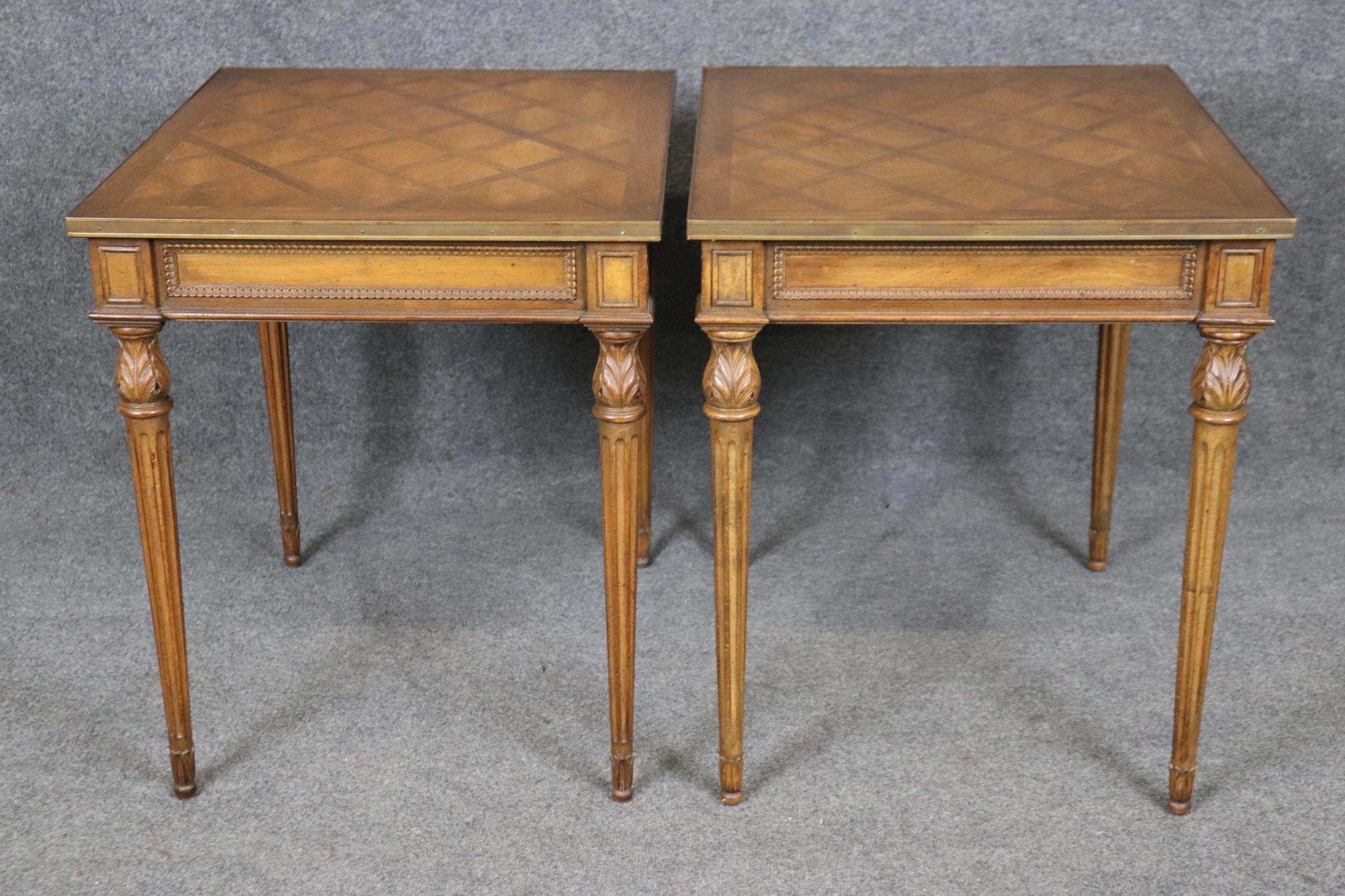 Paar französische Tische im Louis-XVI-Stil mit geschnitzten Intarsien (Unbekannt) im Angebot