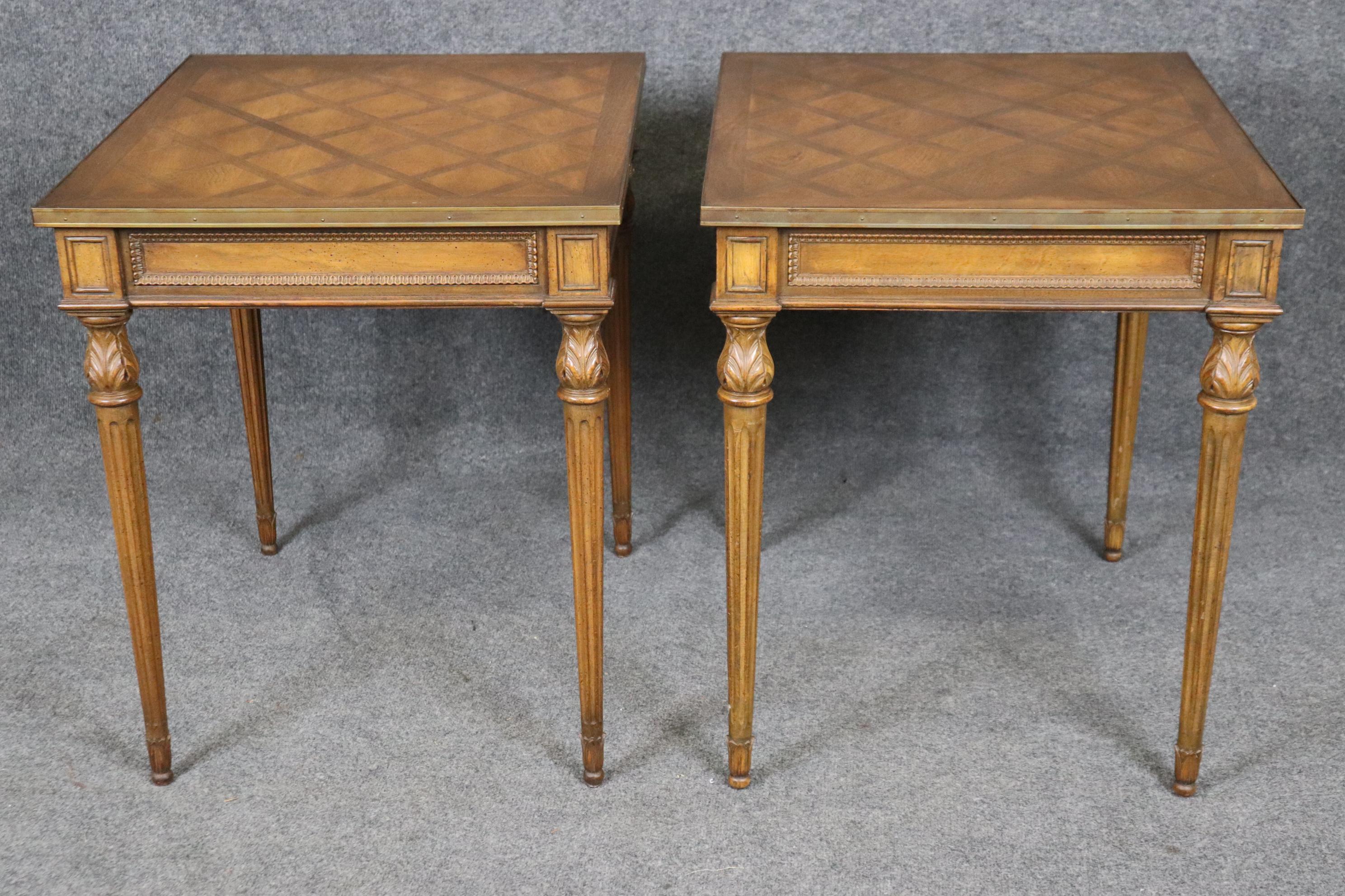 Paar französische Tische im Louis-XVI-Stil mit geschnitzten Intarsien im Zustand „Gut“ im Angebot in Swedesboro, NJ