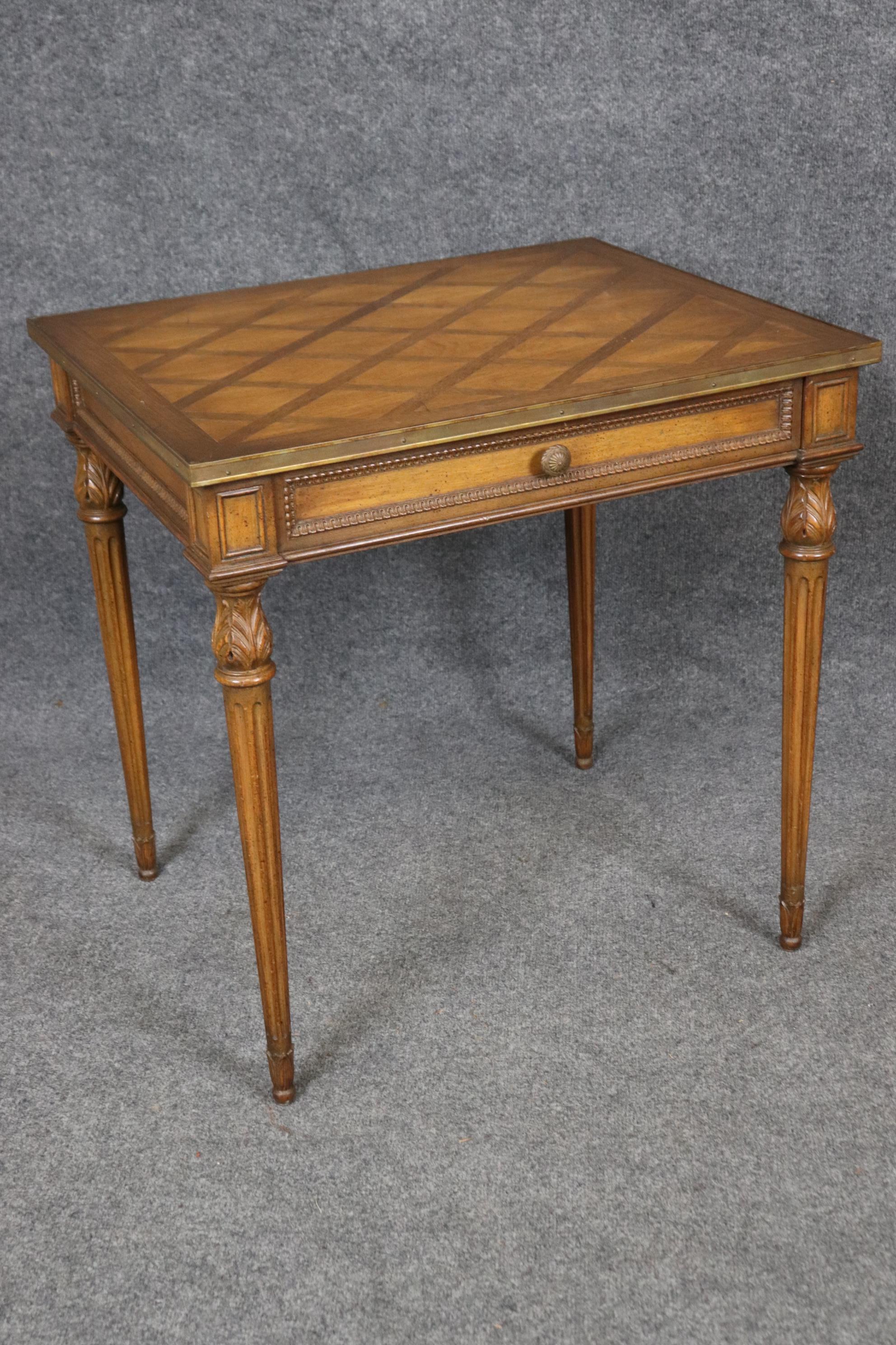 Paar französische Tische im Louis-XVI-Stil mit geschnitzten Intarsien (20. Jahrhundert) im Angebot