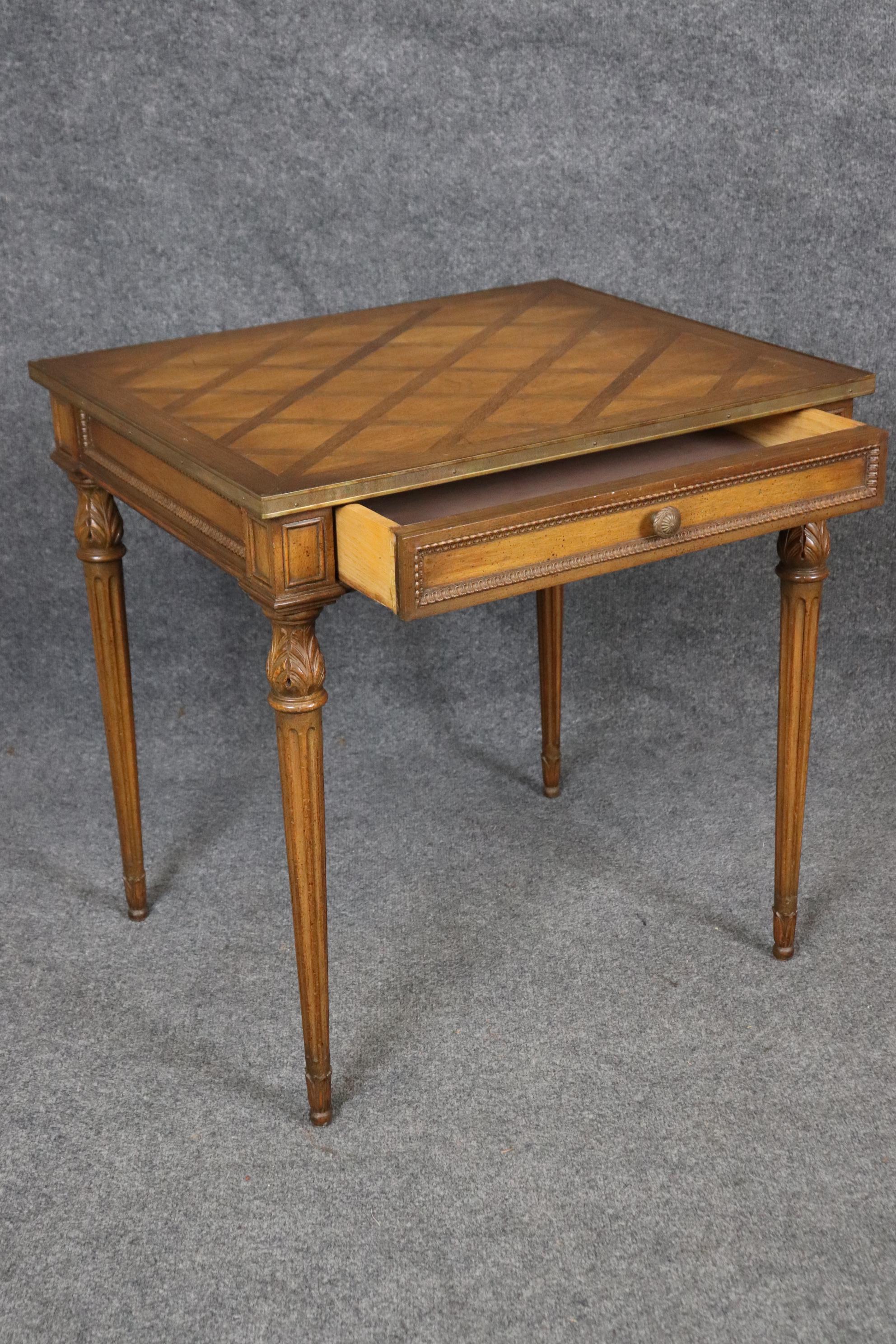 Paar französische Tische im Louis-XVI-Stil mit geschnitzten Intarsien (Messing) im Angebot