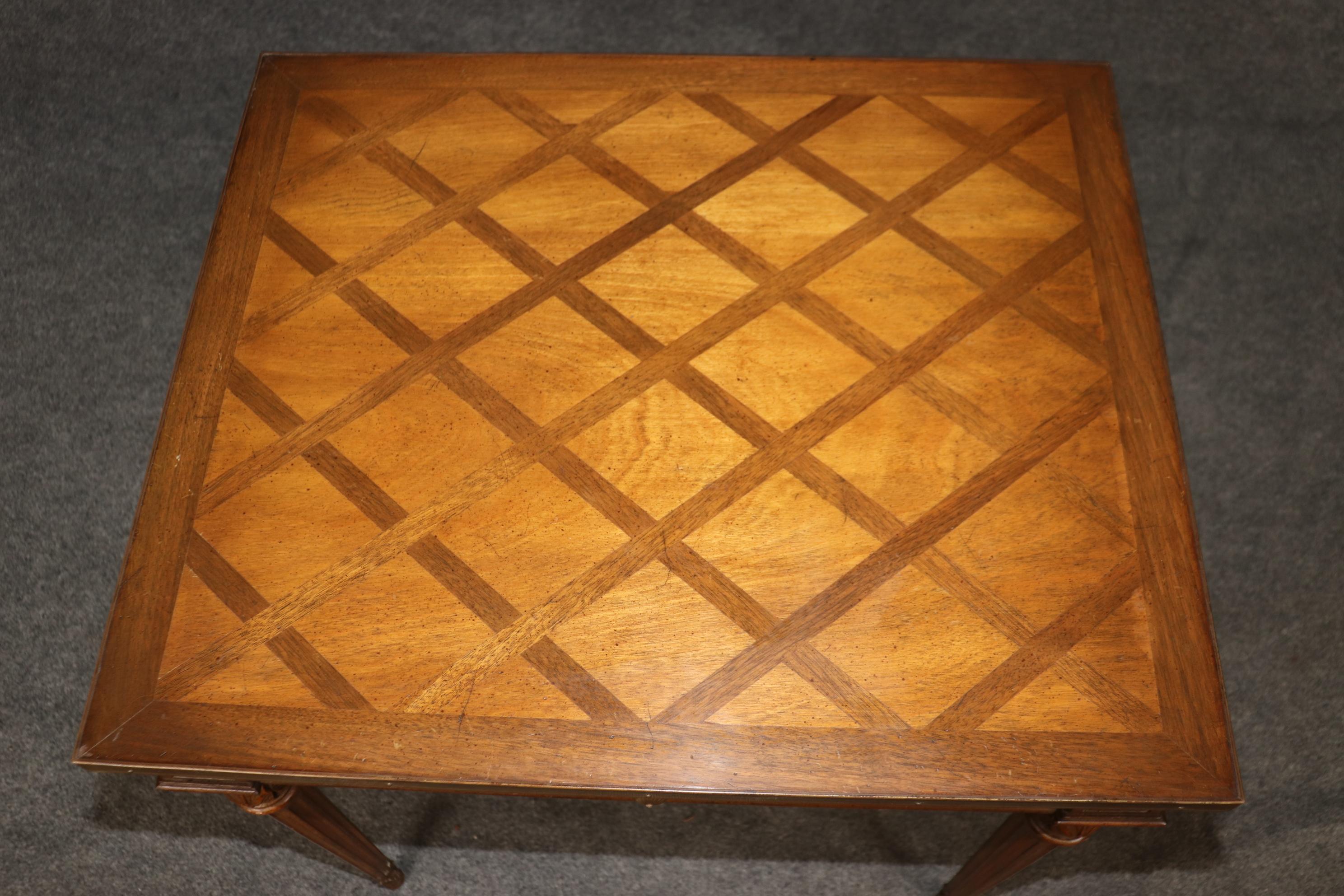 Paar französische Tische im Louis-XVI-Stil mit geschnitzten Intarsien im Angebot 1