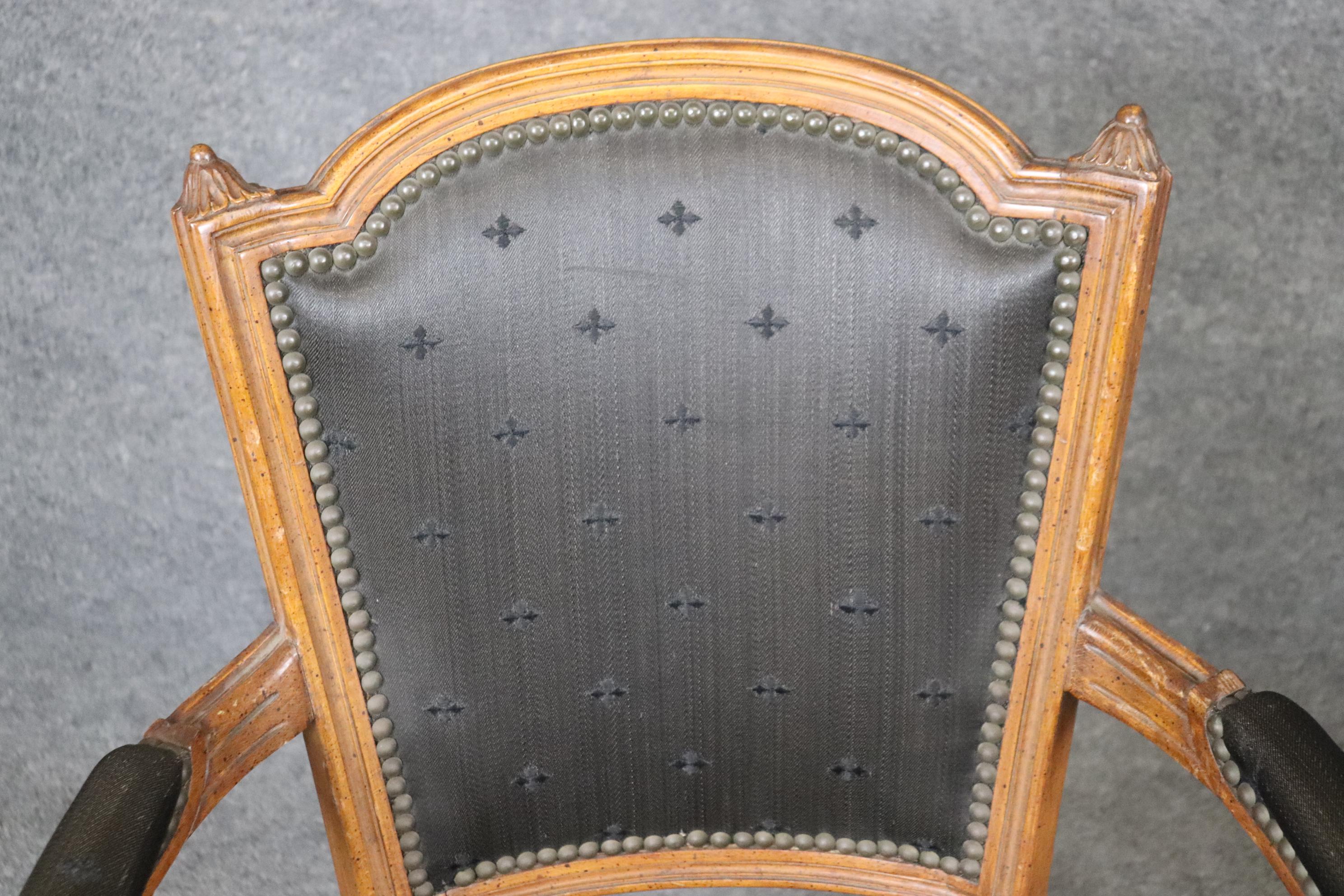 Coppia di poltrone francesi in stile Luigi XVI in legno di noce intagliato con tappezzeria nera in vendita 3