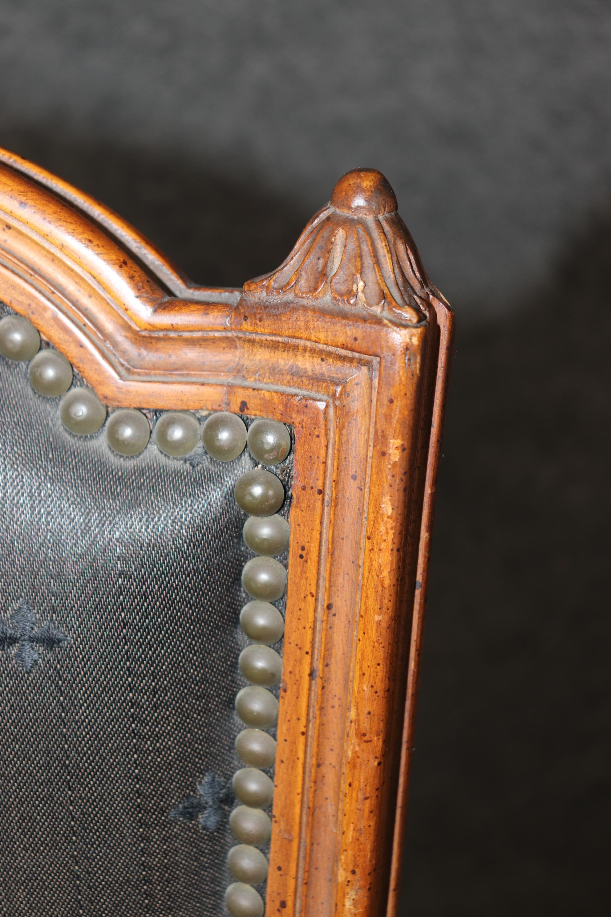 Coppia di poltrone francesi in stile Luigi XVI in legno di noce intagliato con tappezzeria nera in vendita 4