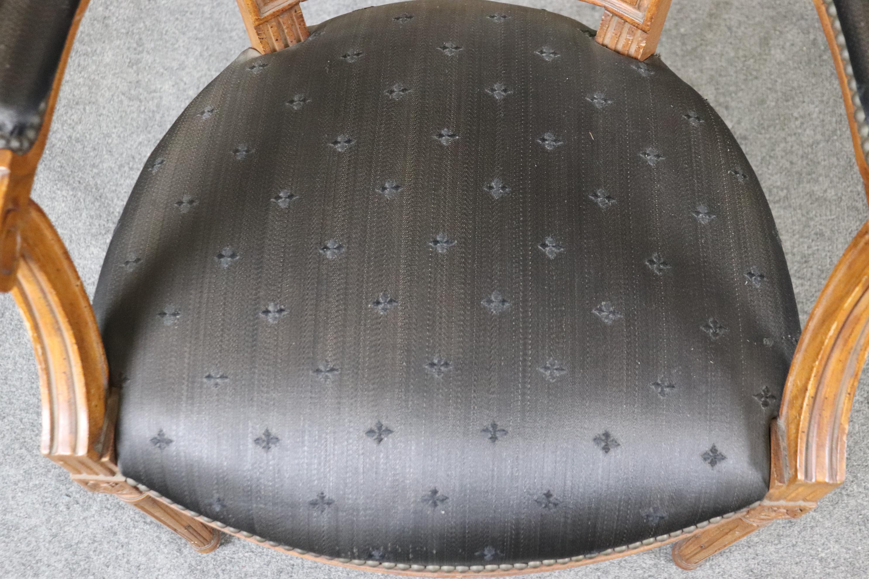 Coppia di poltrone francesi in stile Luigi XVI in legno di noce intagliato con tappezzeria nera in vendita 5