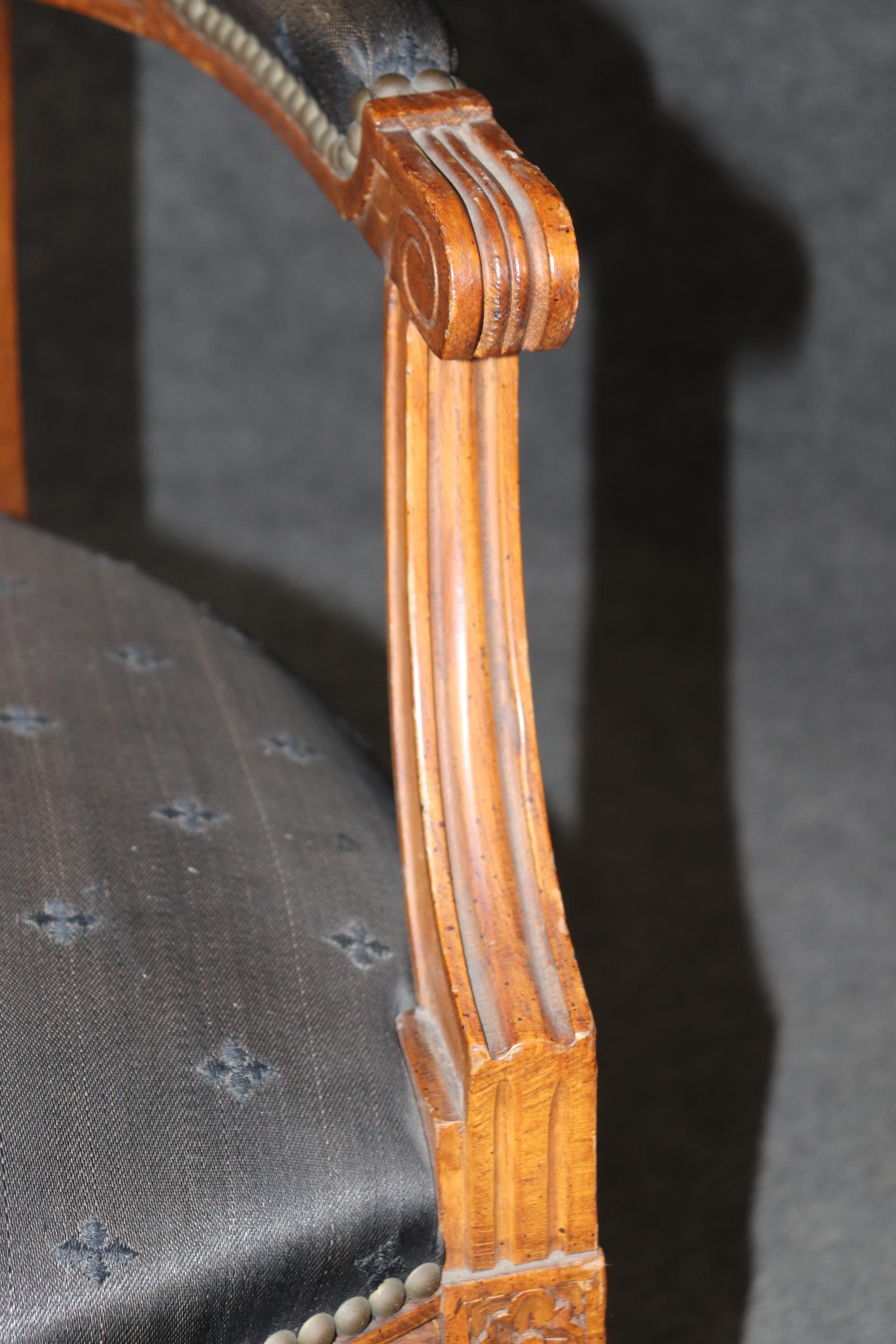 Coppia di poltrone francesi in stile Luigi XVI in legno di noce intagliato con tappezzeria nera in vendita 7