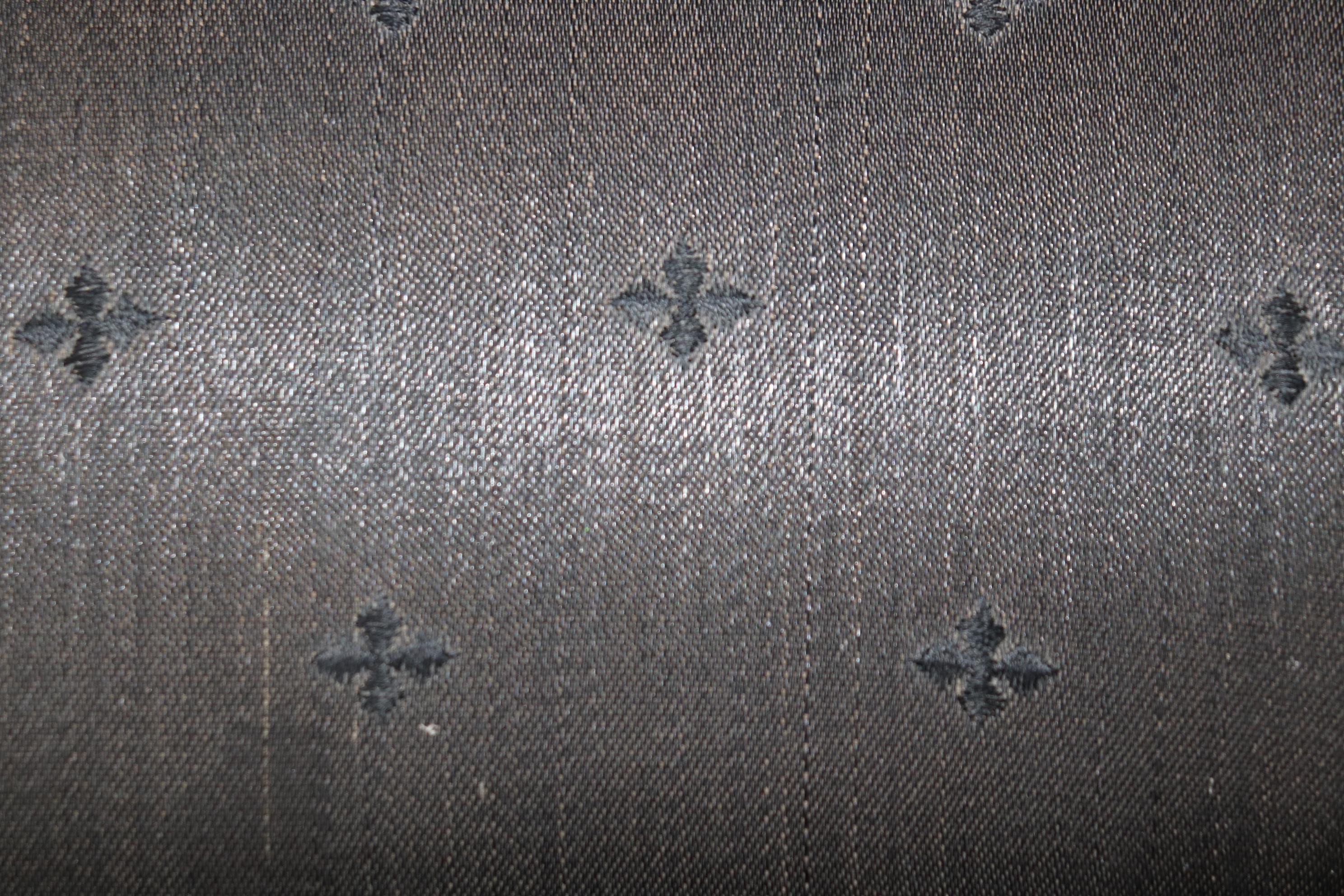 Coppia di poltrone francesi in stile Luigi XVI in legno di noce intagliato con tappezzeria nera in vendita 9
