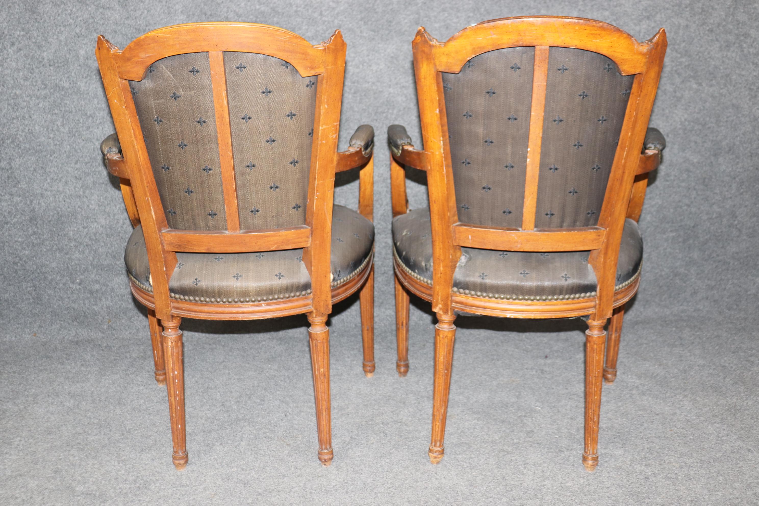 Coppia di poltrone francesi in stile Luigi XVI in legno di noce intagliato con tappezzeria nera In condizioni buone in vendita a Swedesboro, NJ