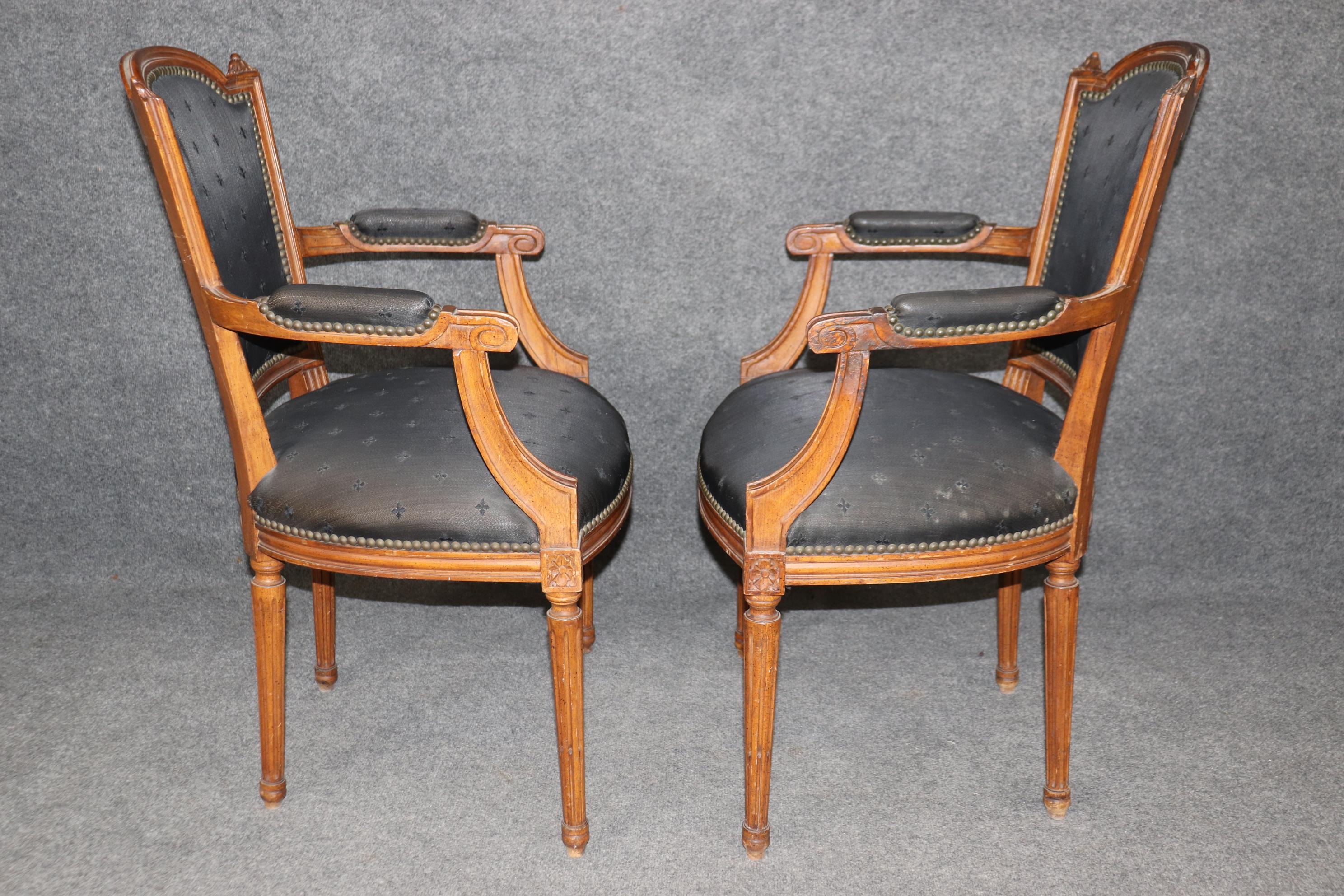 XX secolo Coppia di poltrone francesi in stile Luigi XVI in legno di noce intagliato con tappezzeria nera in vendita