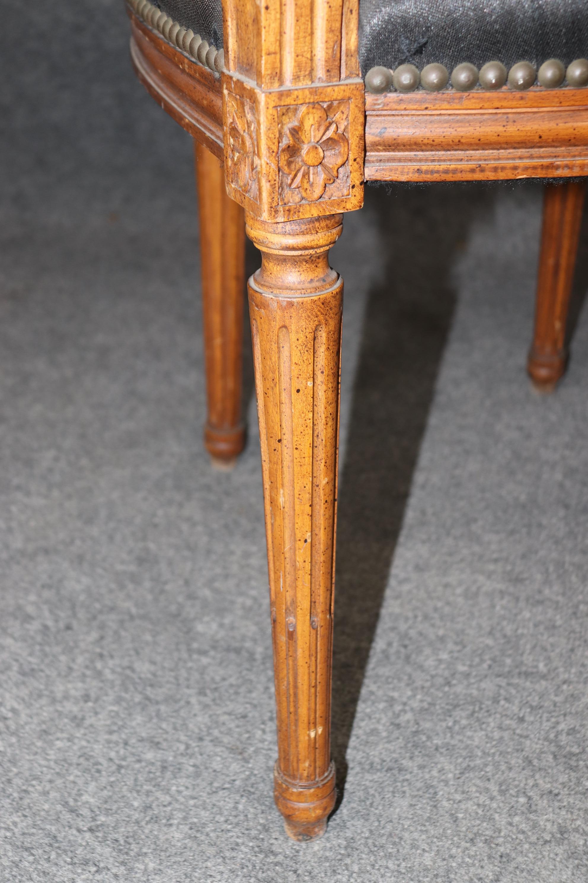 Coppia di poltrone francesi in stile Luigi XVI in legno di noce intagliato con tappezzeria nera in vendita 1