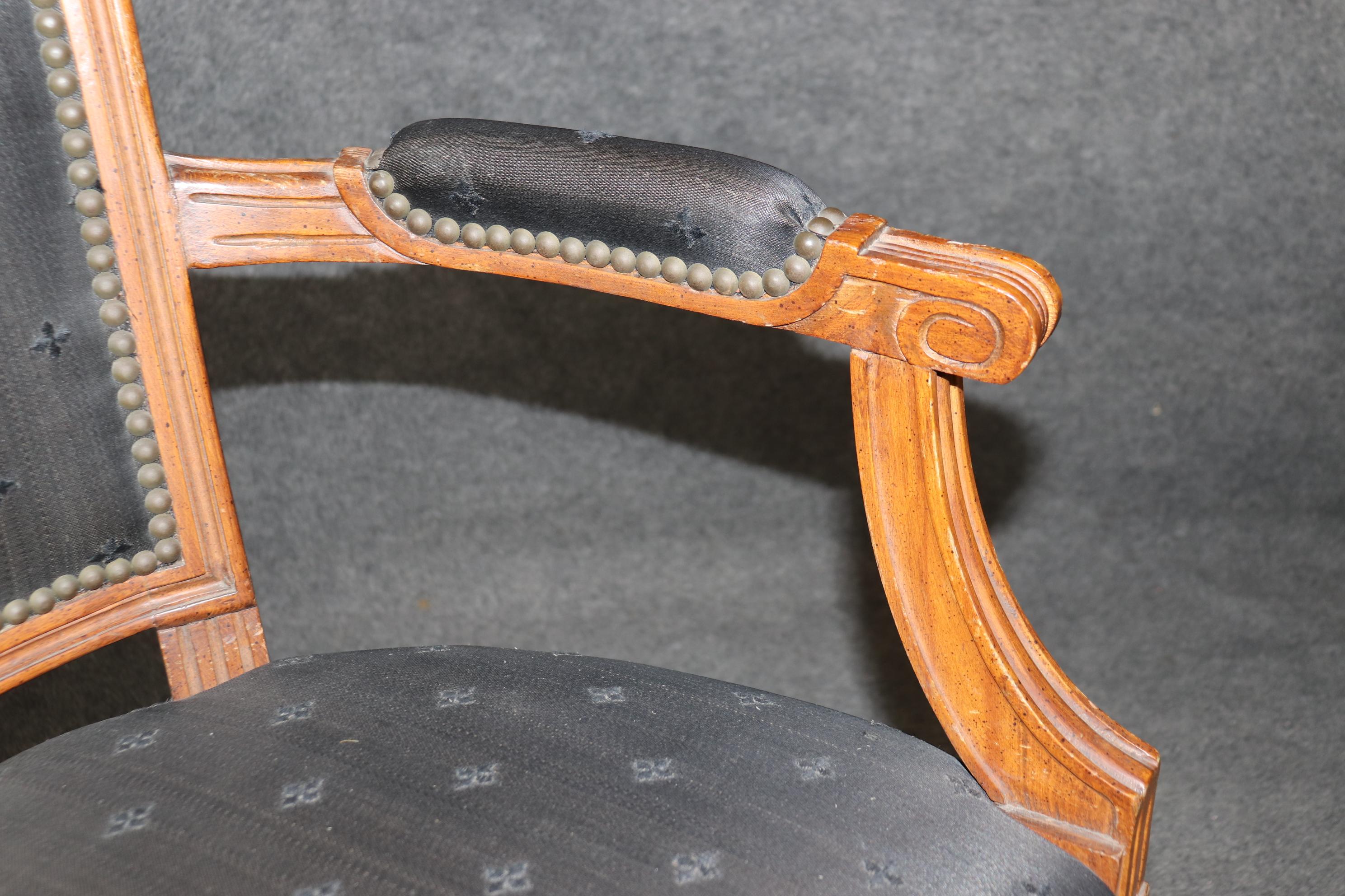Coppia di poltrone francesi in stile Luigi XVI in legno di noce intagliato con tappezzeria nera in vendita 2
