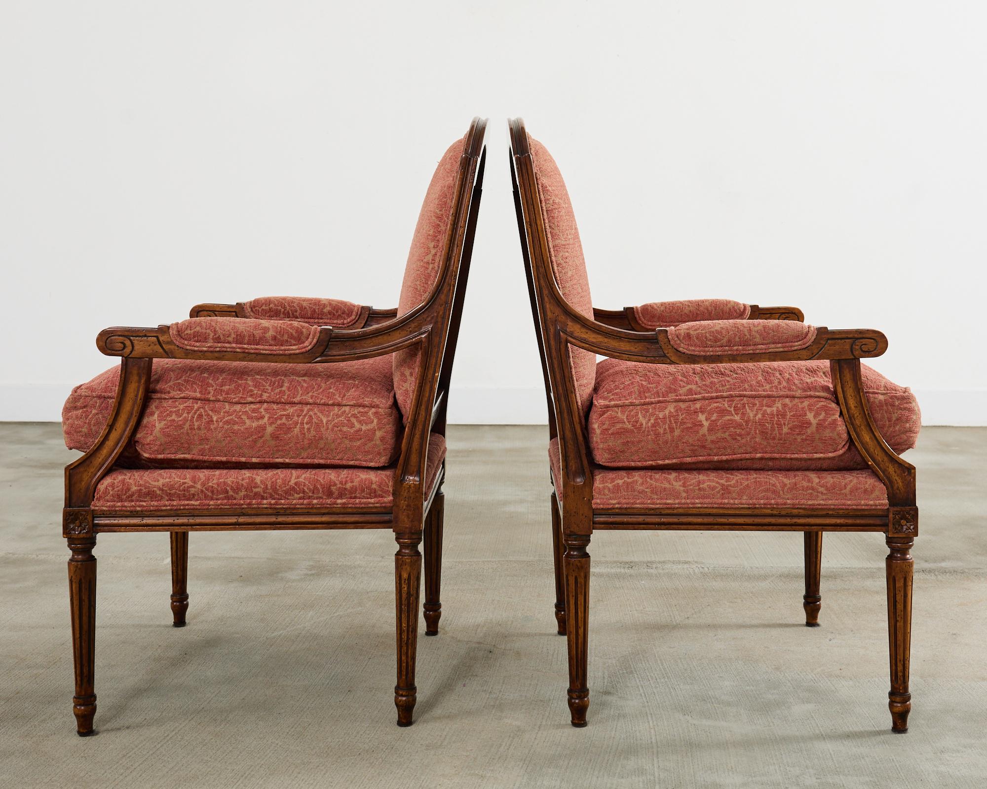 Coppia di poltrone Fauteuil francesi in noce intagliato in stile Luigi XVI in vendita 3