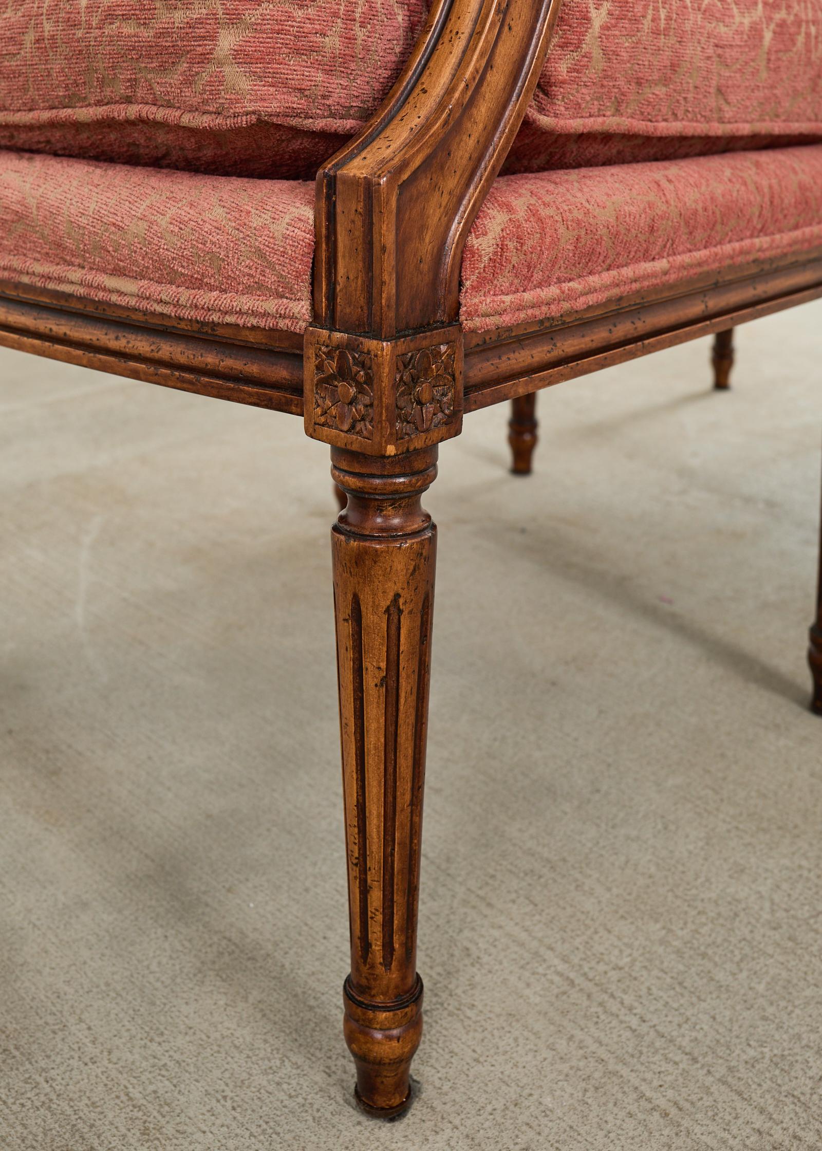 Coppia di poltrone Fauteuil francesi in noce intagliato in stile Luigi XVI in vendita 4