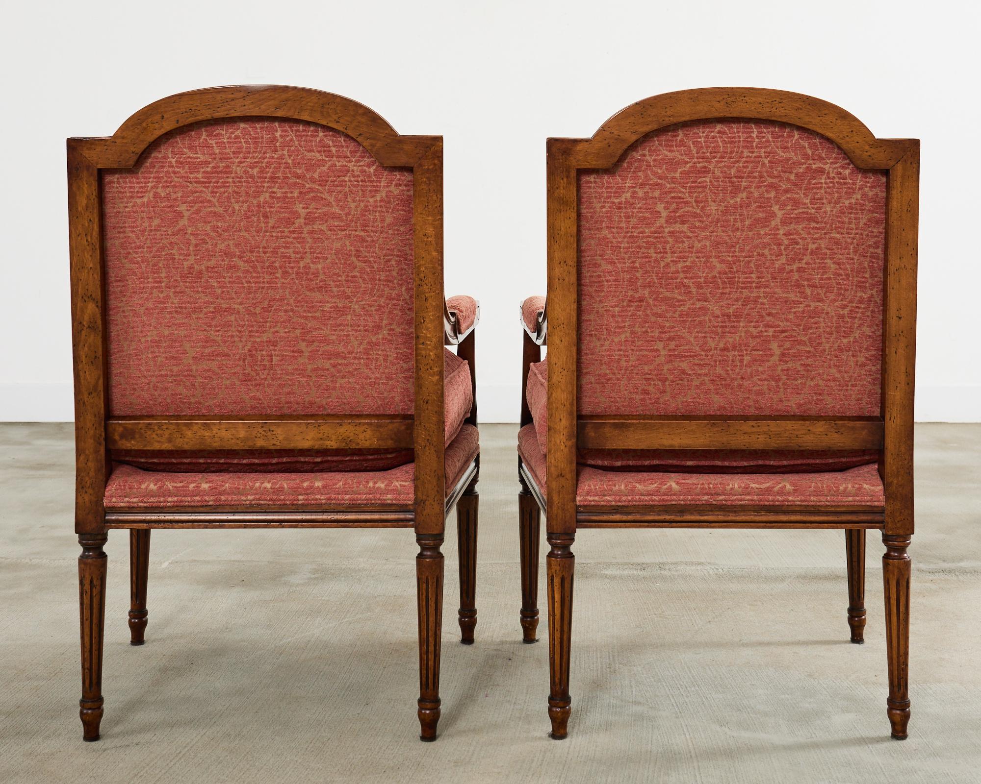 Coppia di poltrone Fauteuil francesi in noce intagliato in stile Luigi XVI in vendita 7