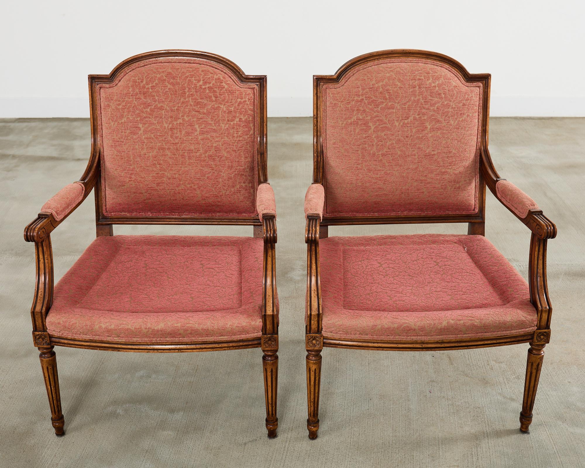 Coppia di poltrone Fauteuil francesi in noce intagliato in stile Luigi XVI in vendita 9