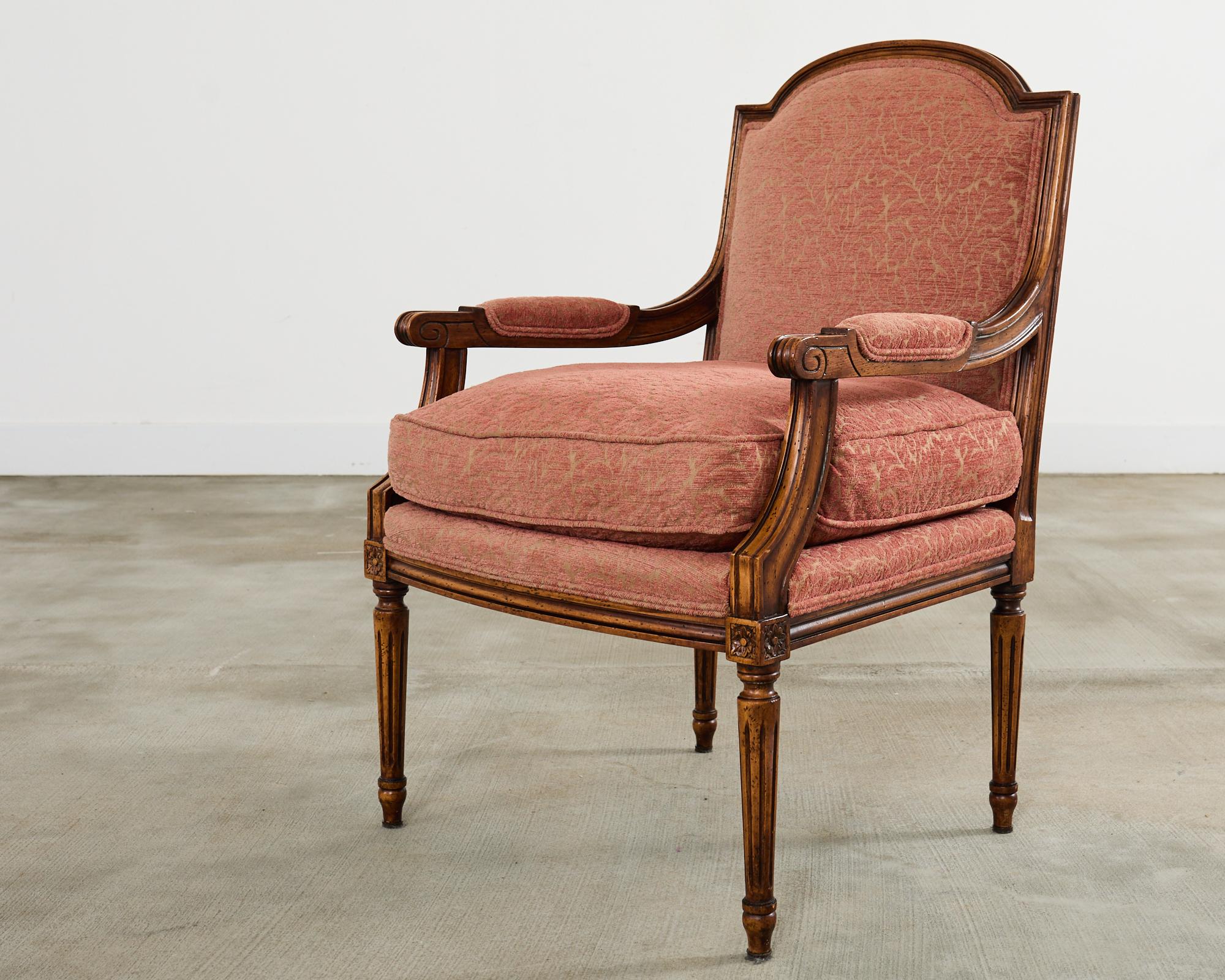 Coppia di poltrone Fauteuil francesi in noce intagliato in stile Luigi XVI in vendita 10