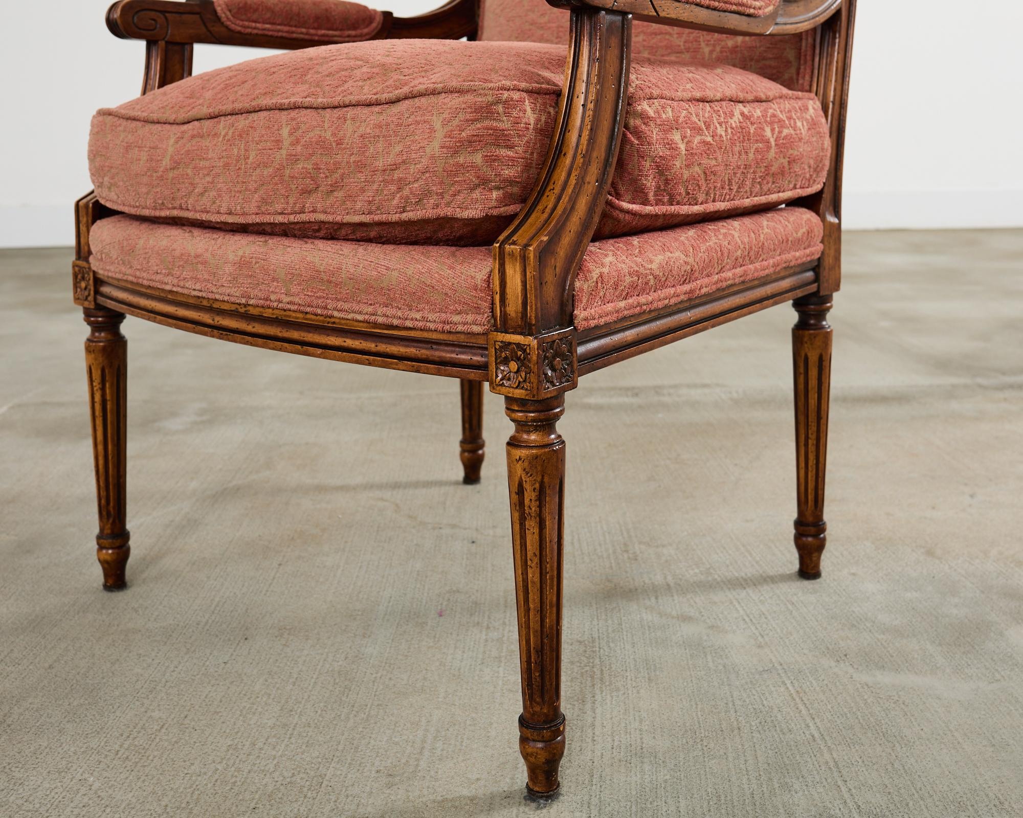 Coppia di poltrone Fauteuil francesi in noce intagliato in stile Luigi XVI in vendita 11