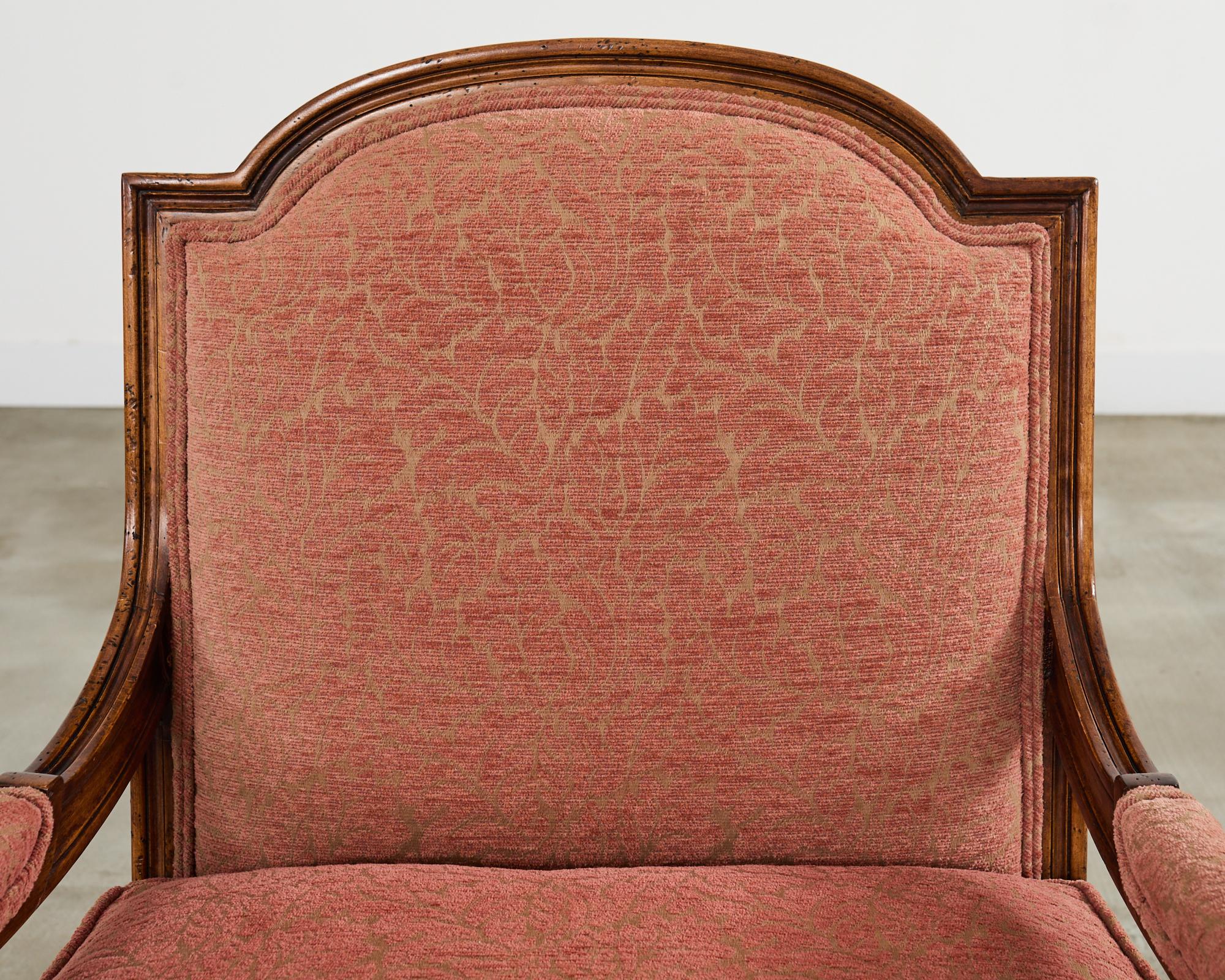 Coppia di poltrone Fauteuil francesi in noce intagliato in stile Luigi XVI in vendita 12