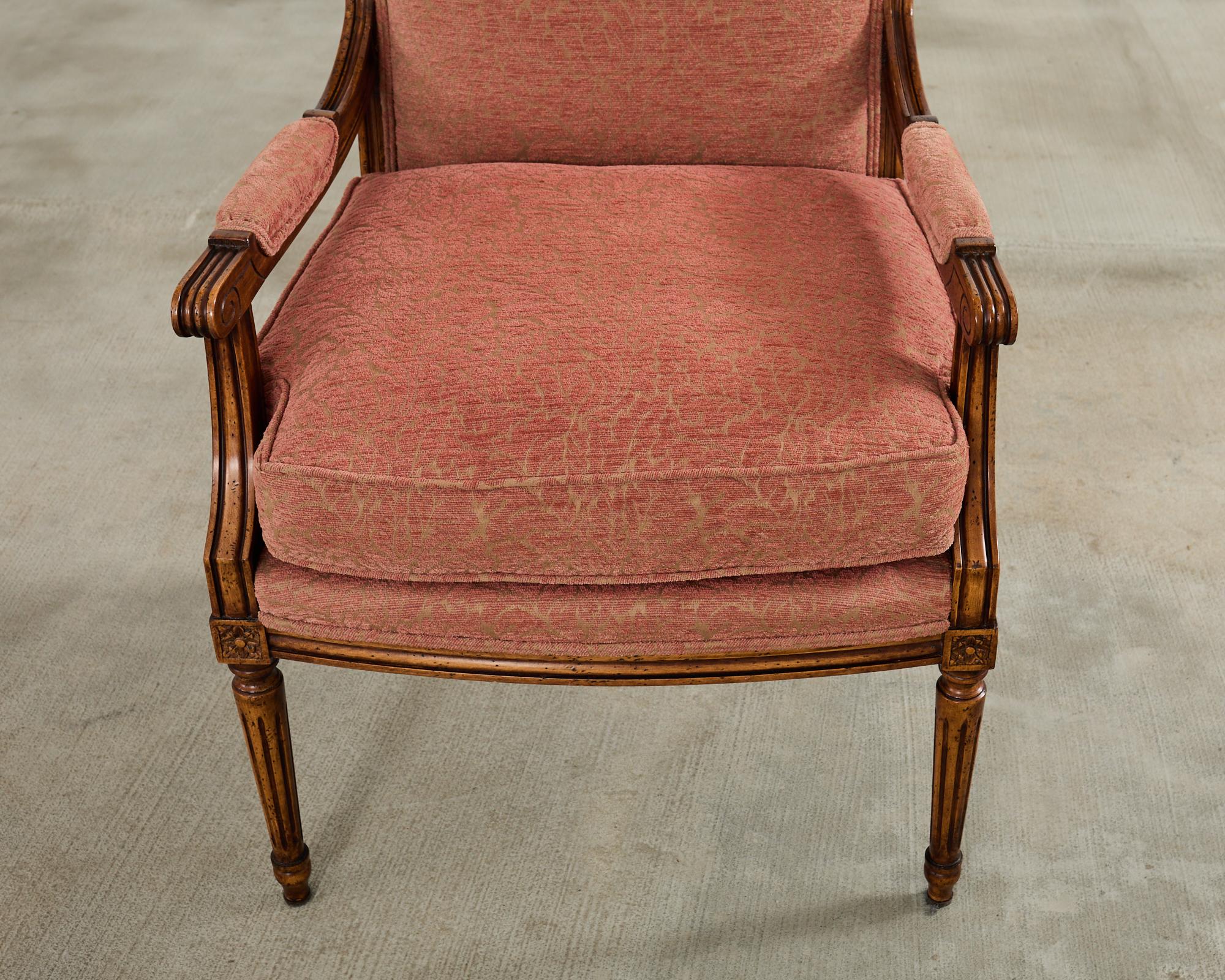 Coppia di poltrone Fauteuil francesi in noce intagliato in stile Luigi XVI in vendita 13