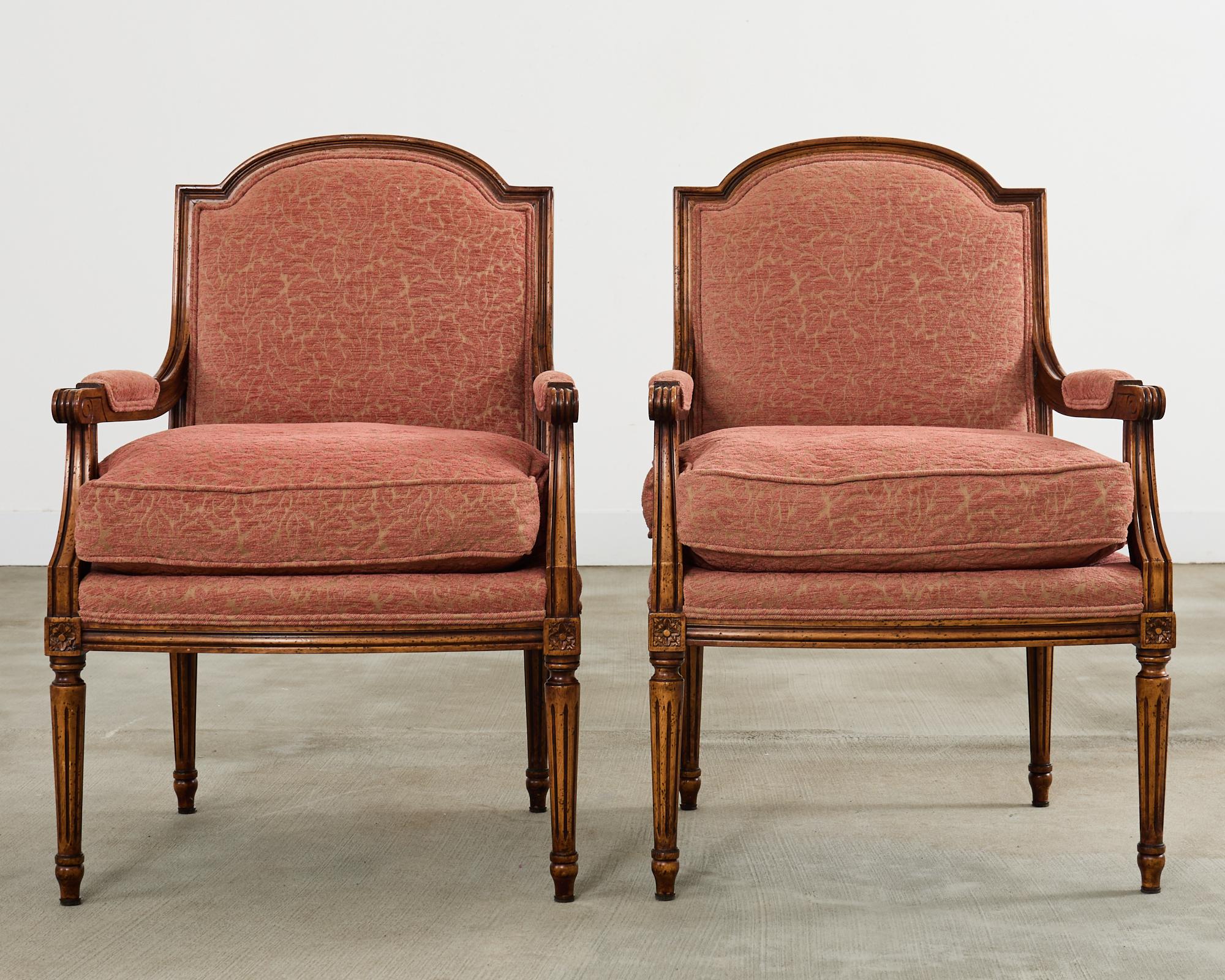 Francese Coppia di poltrone Fauteuil francesi in noce intagliato in stile Luigi XVI in vendita