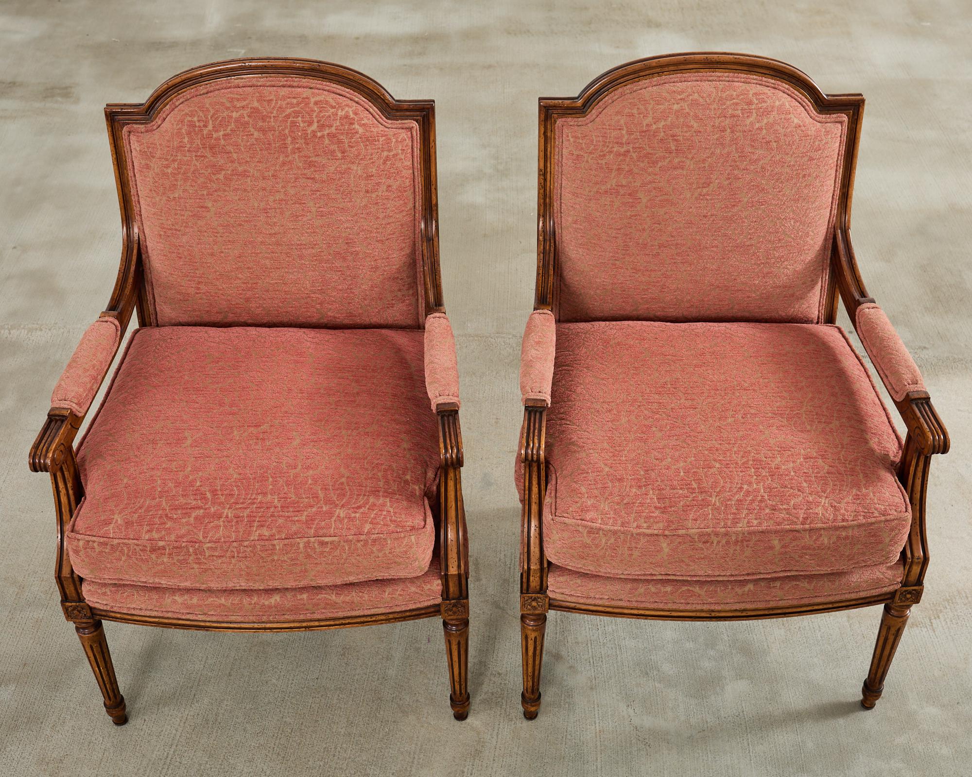 Coppia di poltrone Fauteuil francesi in noce intagliato in stile Luigi XVI In condizioni buone in vendita a Rio Vista, CA