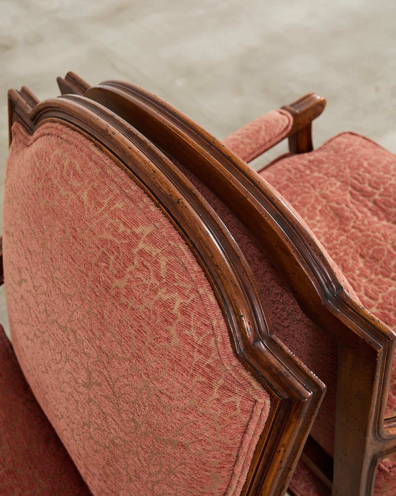 Coppia di poltrone Fauteuil francesi in noce intagliato in stile Luigi XVI in vendita 1