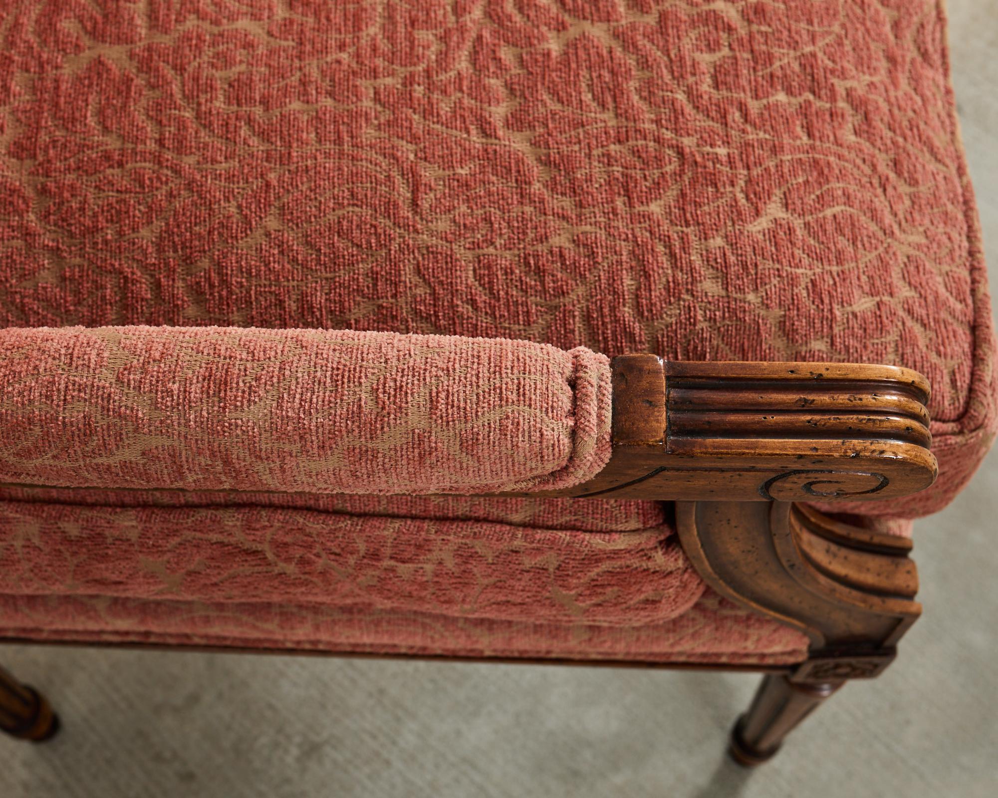 Coppia di poltrone Fauteuil francesi in noce intagliato in stile Luigi XVI in vendita 2