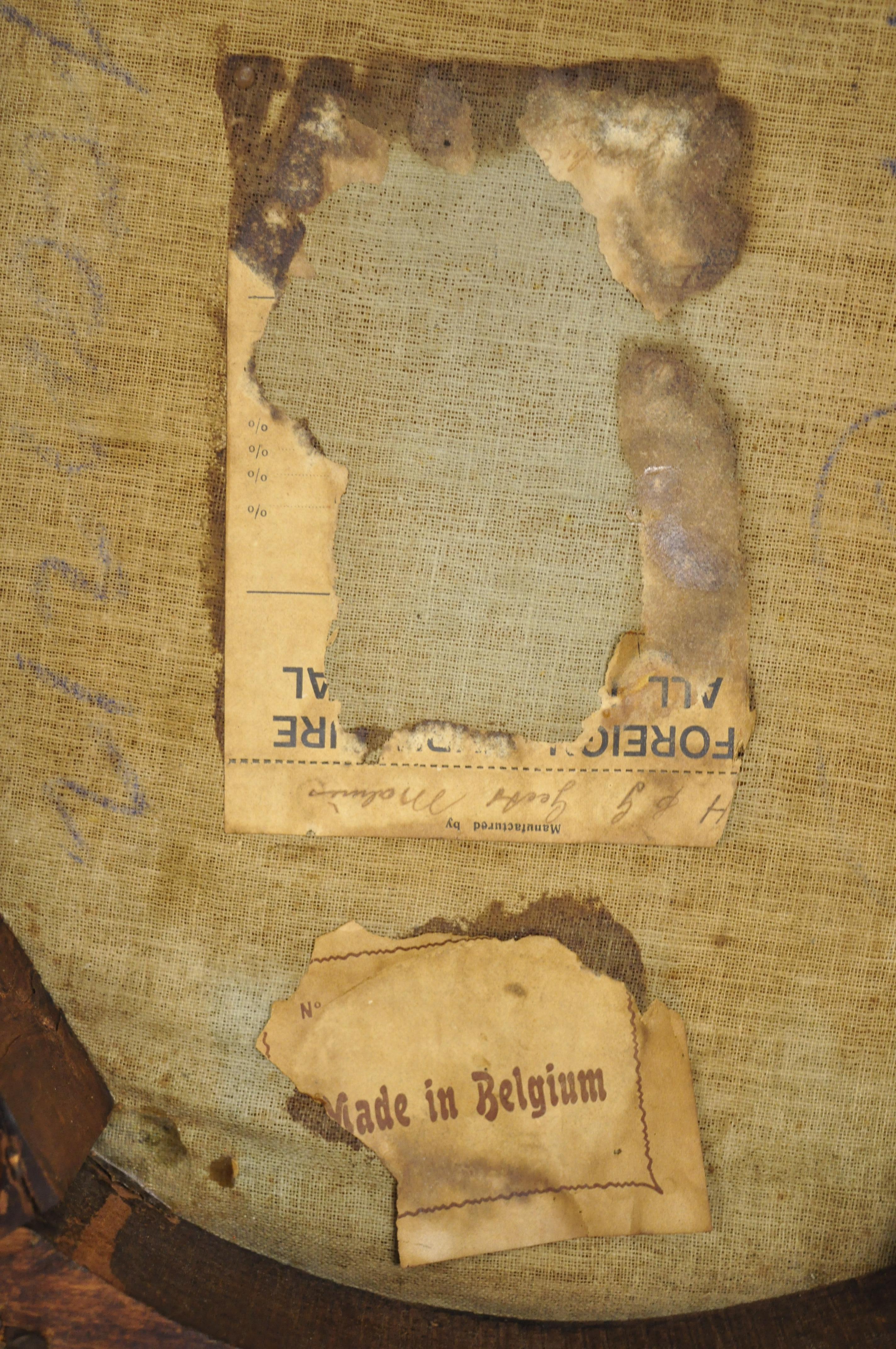 Ovale Hocker aus geschnitztem Nussbaumholz und Nadelspitze im französischen Louis-XVI-Stil (Walnuss) im Angebot