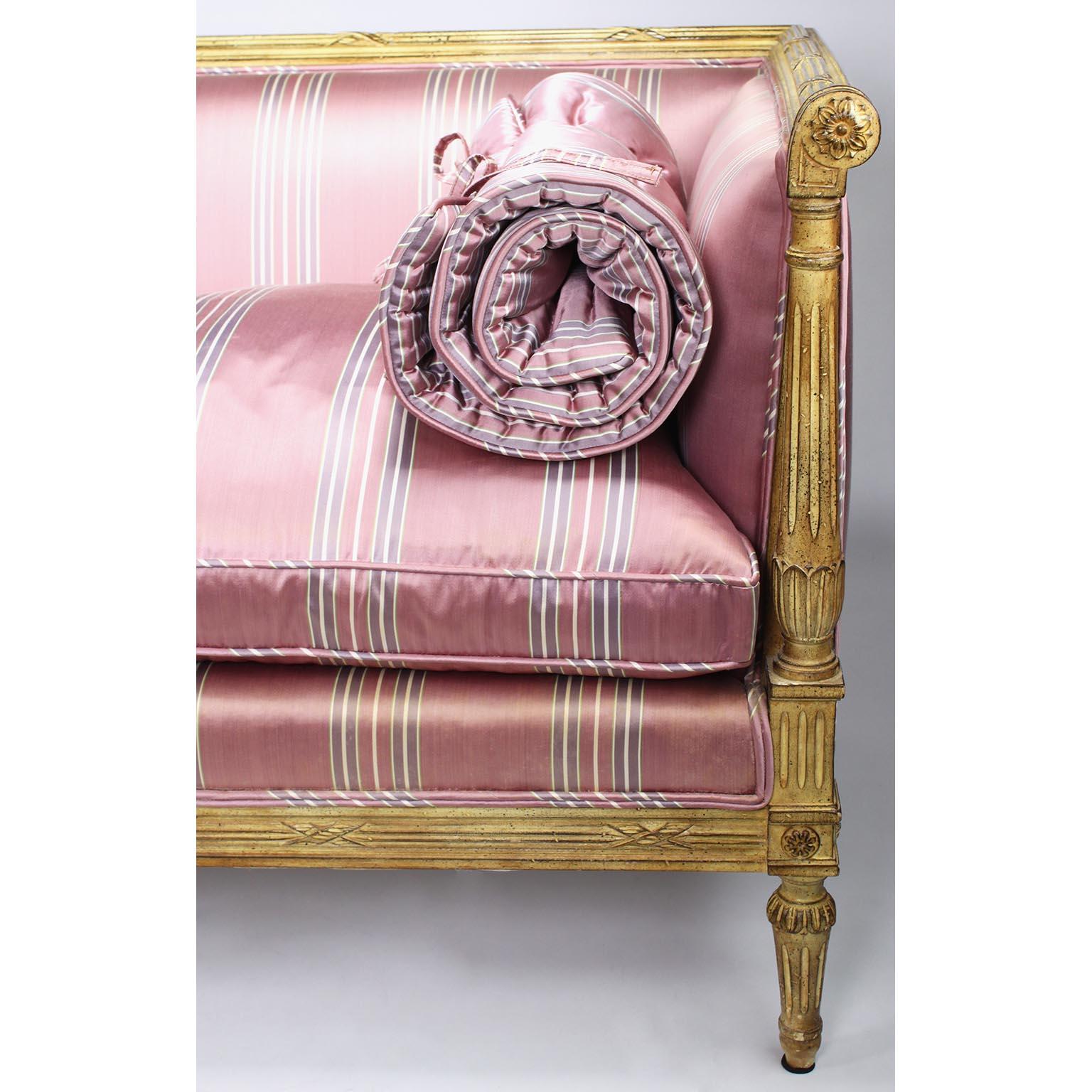 Tissu Paire de canapés de style Louis XVI en bois sculpté et laqué crème, Jansen Attr. en vente