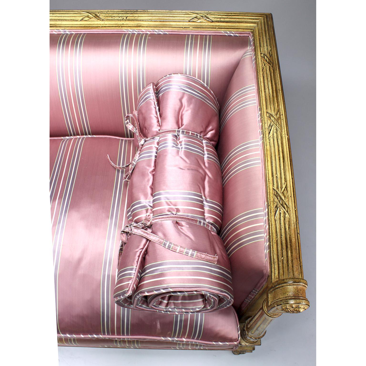 Paire de canapés de style Louis XVI en bois sculpté et laqué crème, Jansen Attr. en vente 1