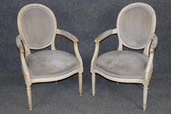 Paar französische Sessel im Louis-XVI-Stil, mit weißer Farbe verziert