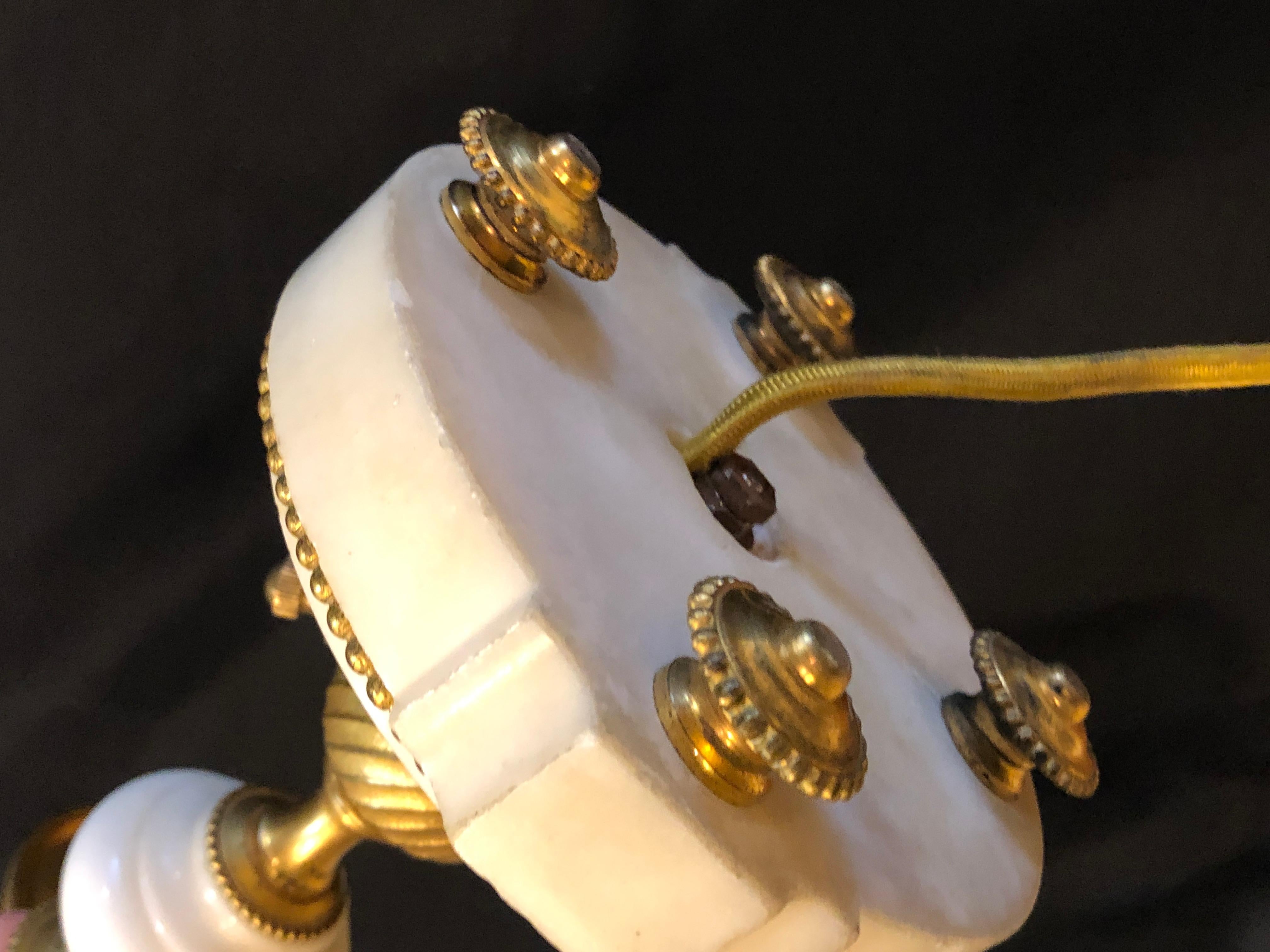 Paar französische Dore-Bronze- und Marmor-Kandelaber oder Tischlampen im Louis-XVI.-Stil im Angebot 4