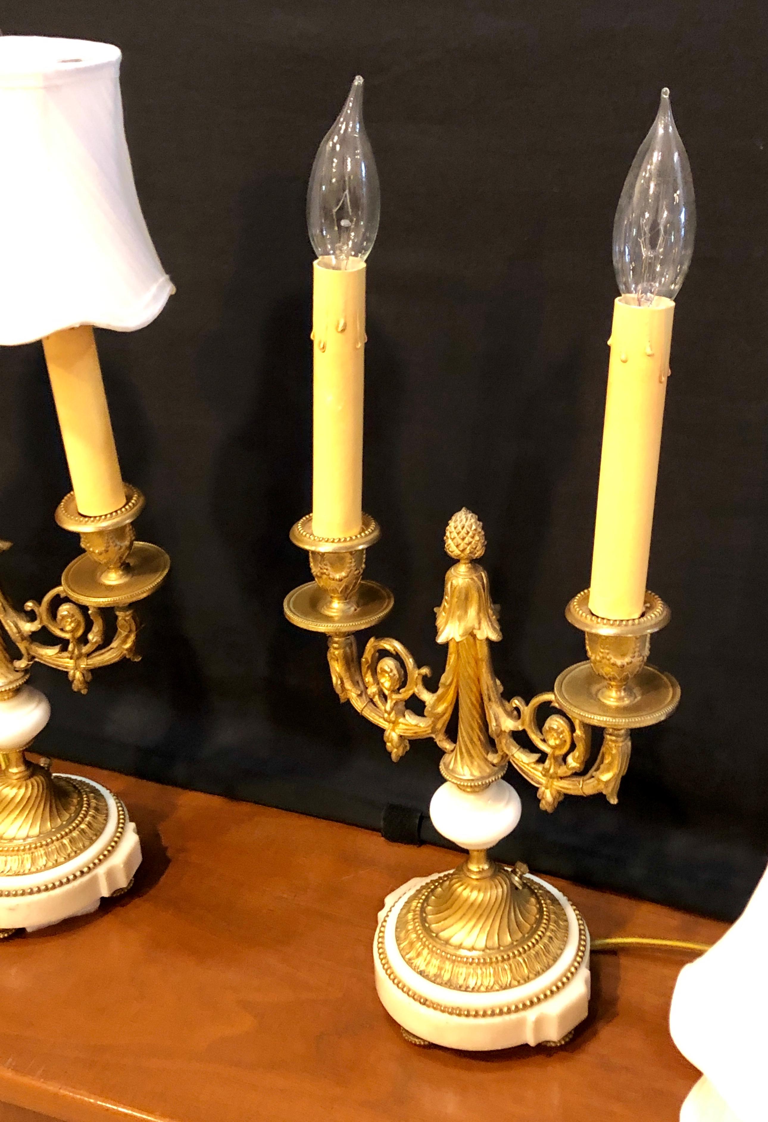 Néoclassique Paire de candélabres ou lampes de bureau de style Louis XVI en bronze doré et marbre en vente