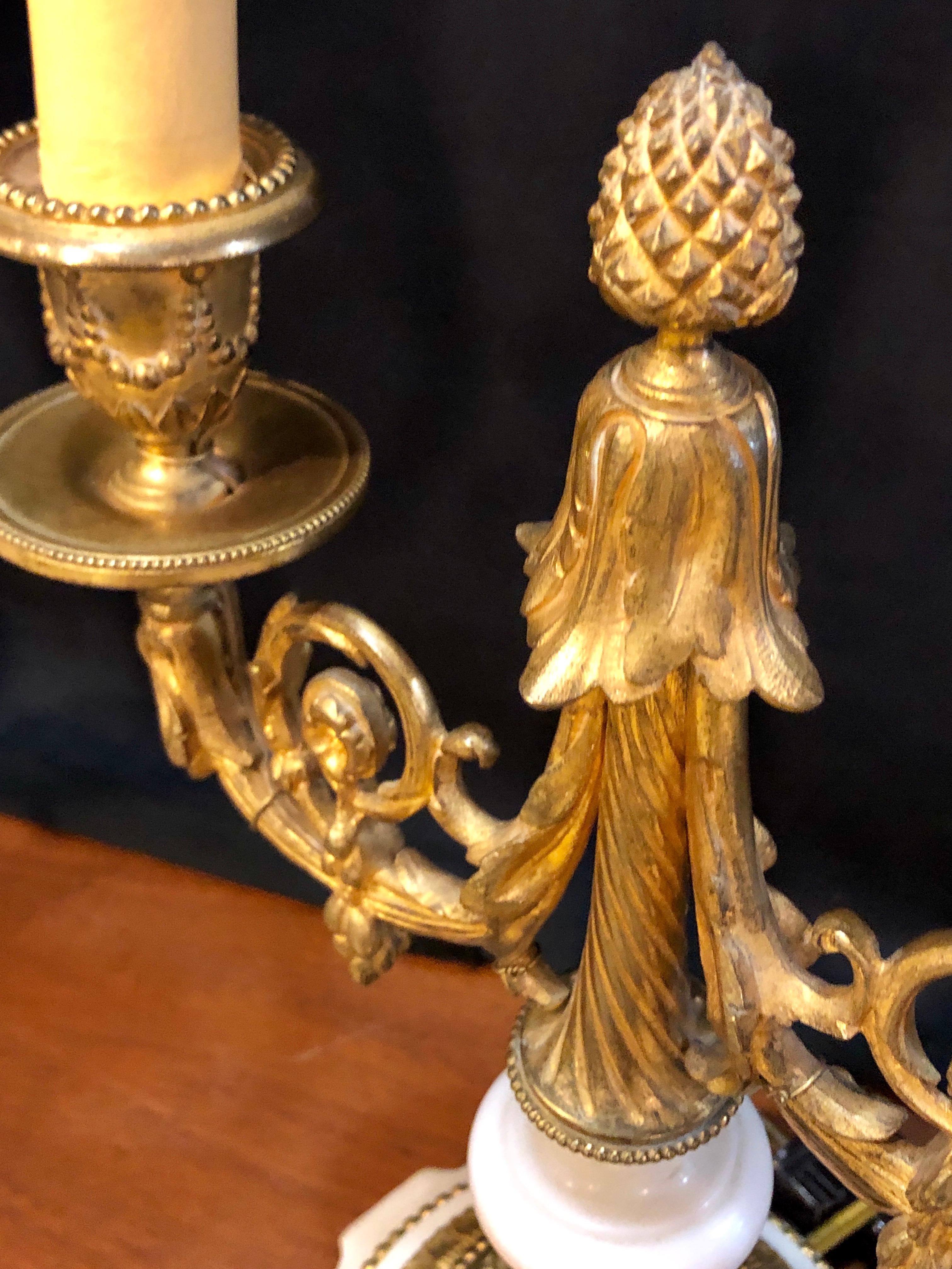 20ième siècle Paire de candélabres ou lampes de bureau de style Louis XVI en bronze doré et marbre en vente
