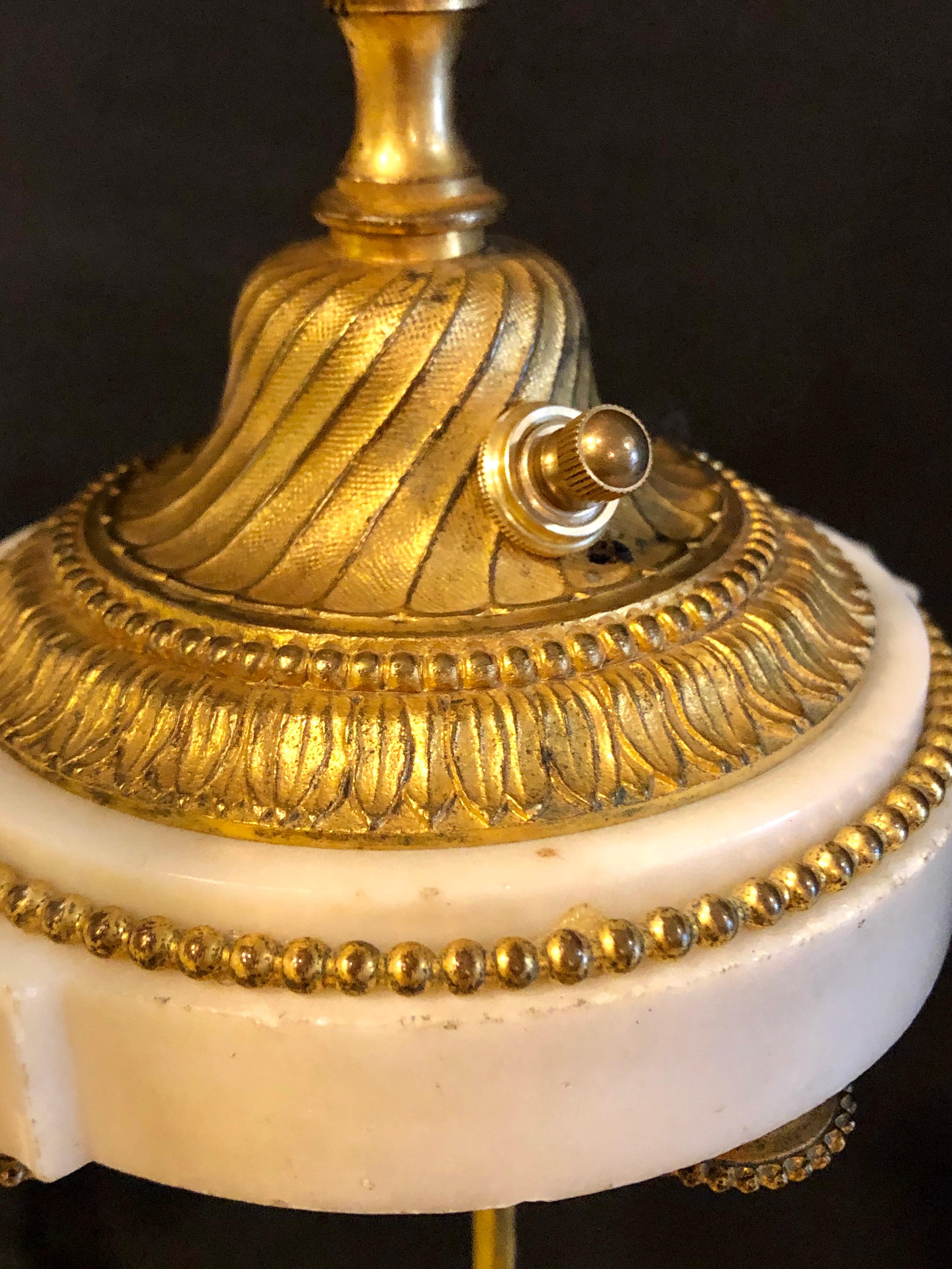 Paar französische Dore-Bronze- und Marmor-Kandelaber oder Tischlampen im Louis-XVI.-Stil im Angebot 3