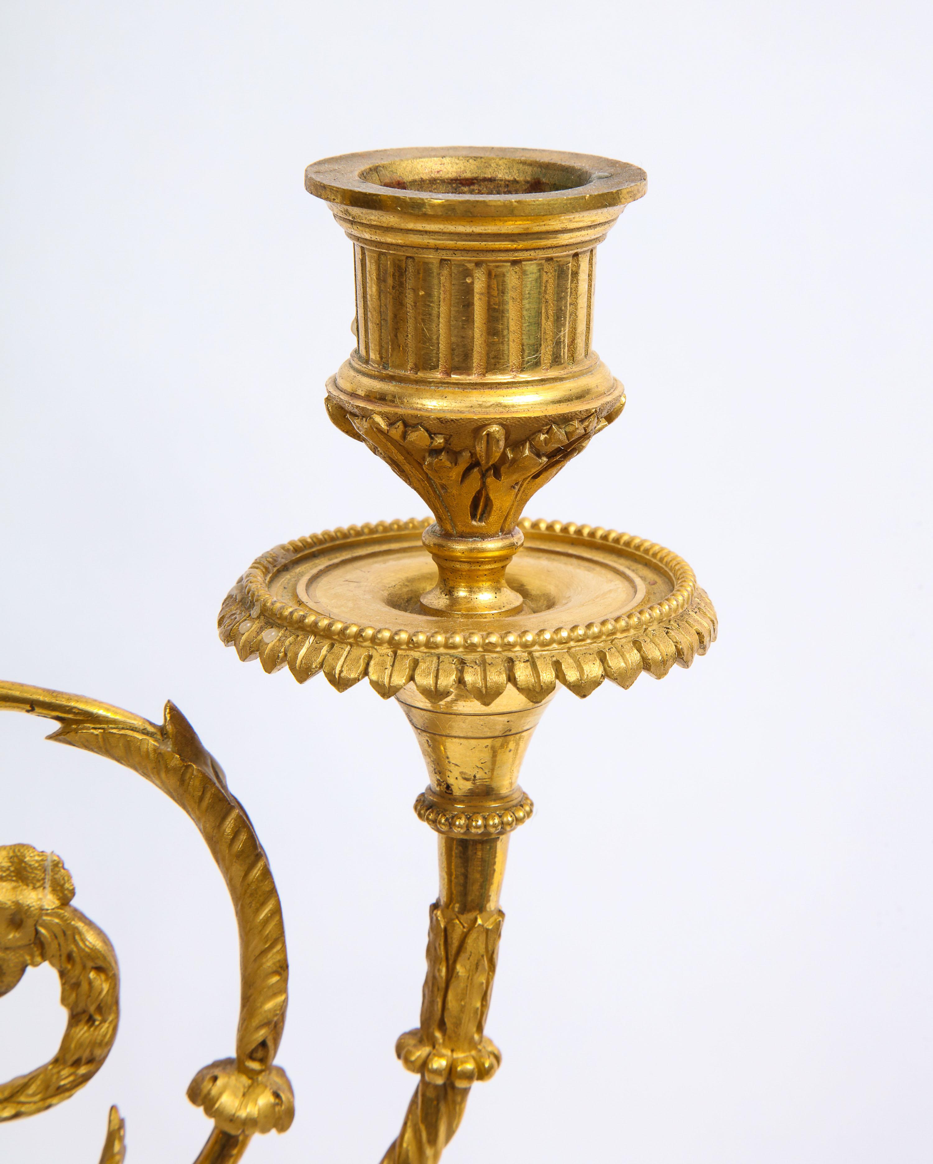 Dreiarmige französische Dore-Bronze-Kandelaber im Louis-XVI-Stil, signiert Millet, Paar im Angebot 3